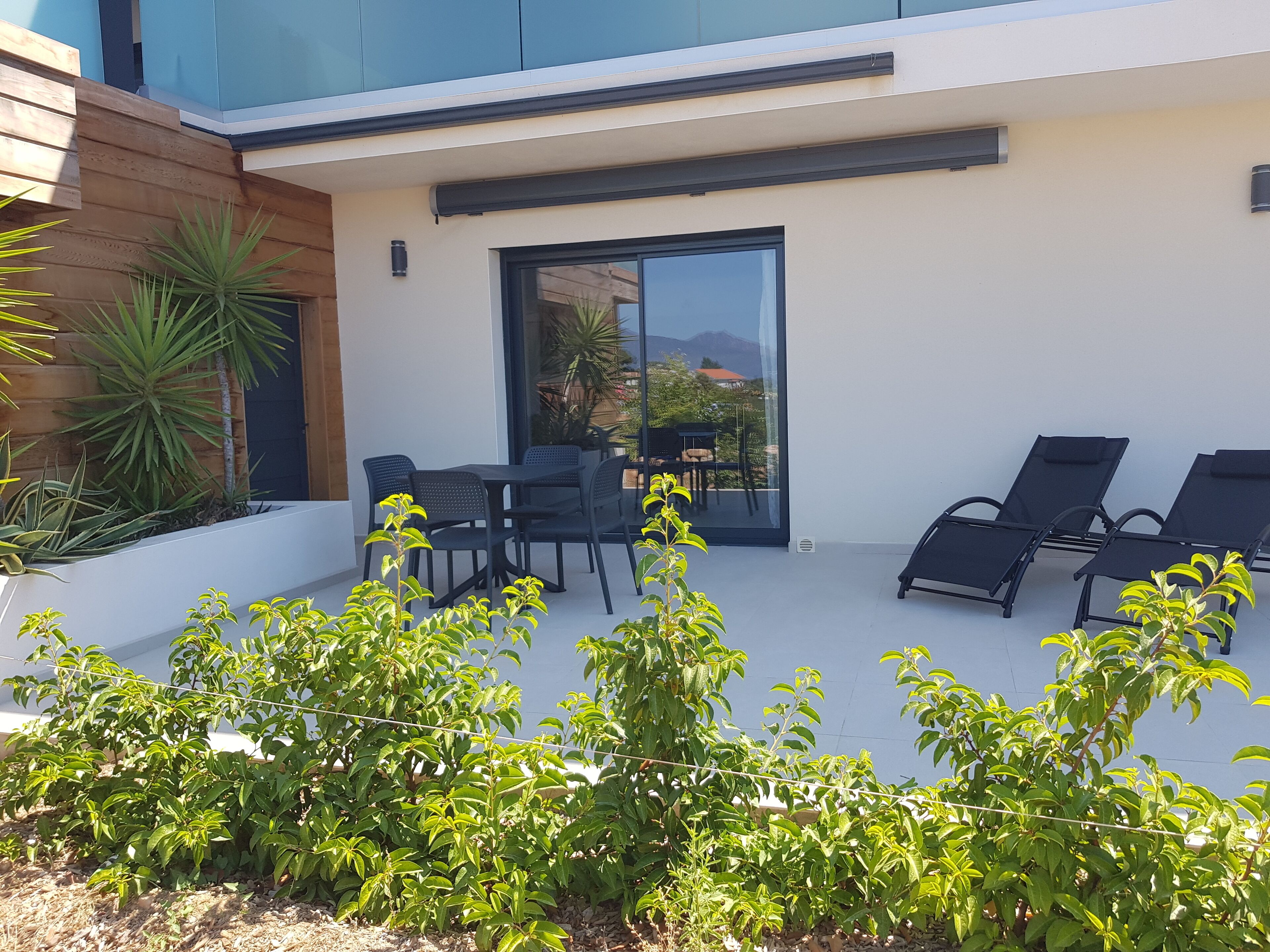 LARGE STUDIO 35m2 ground floor NEW villa and AIR CONDITIONING at the gates of Ajaccio 