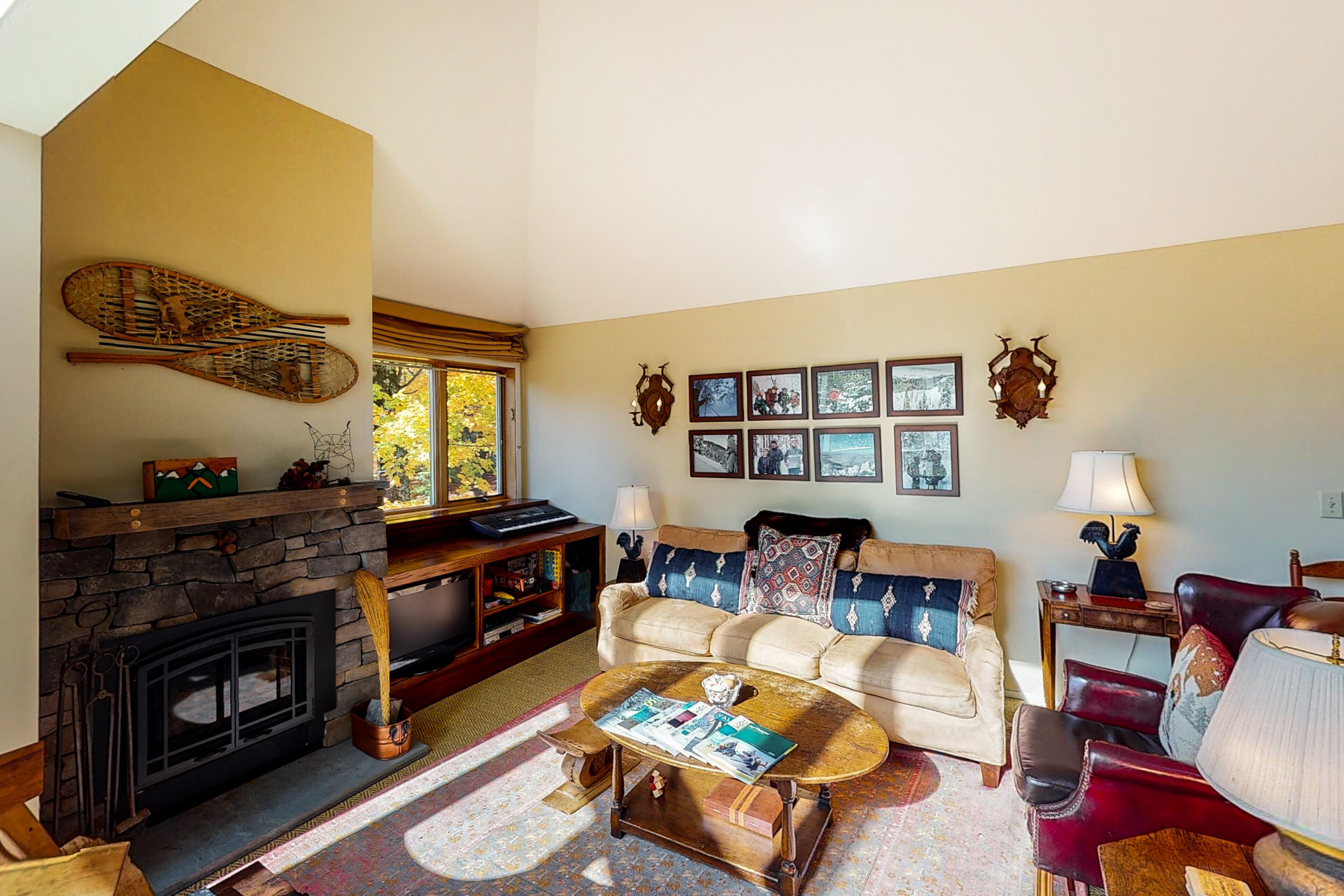 Warm & cozy condo with an on-site fishing pond, pool access & tennis courts