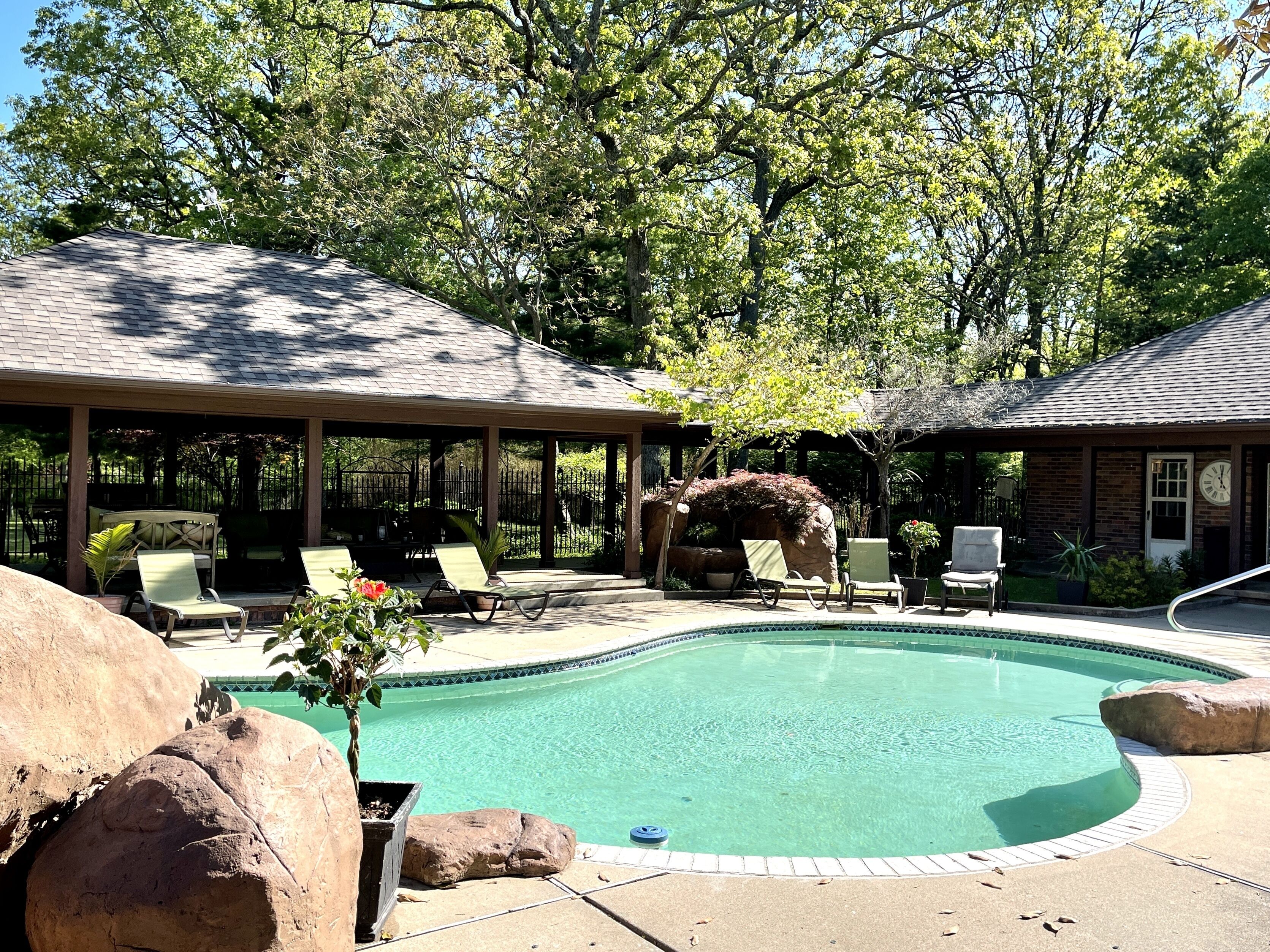 The Courtyard Suite 2 Beds 1 Bath Sleeps 4 has a Pool