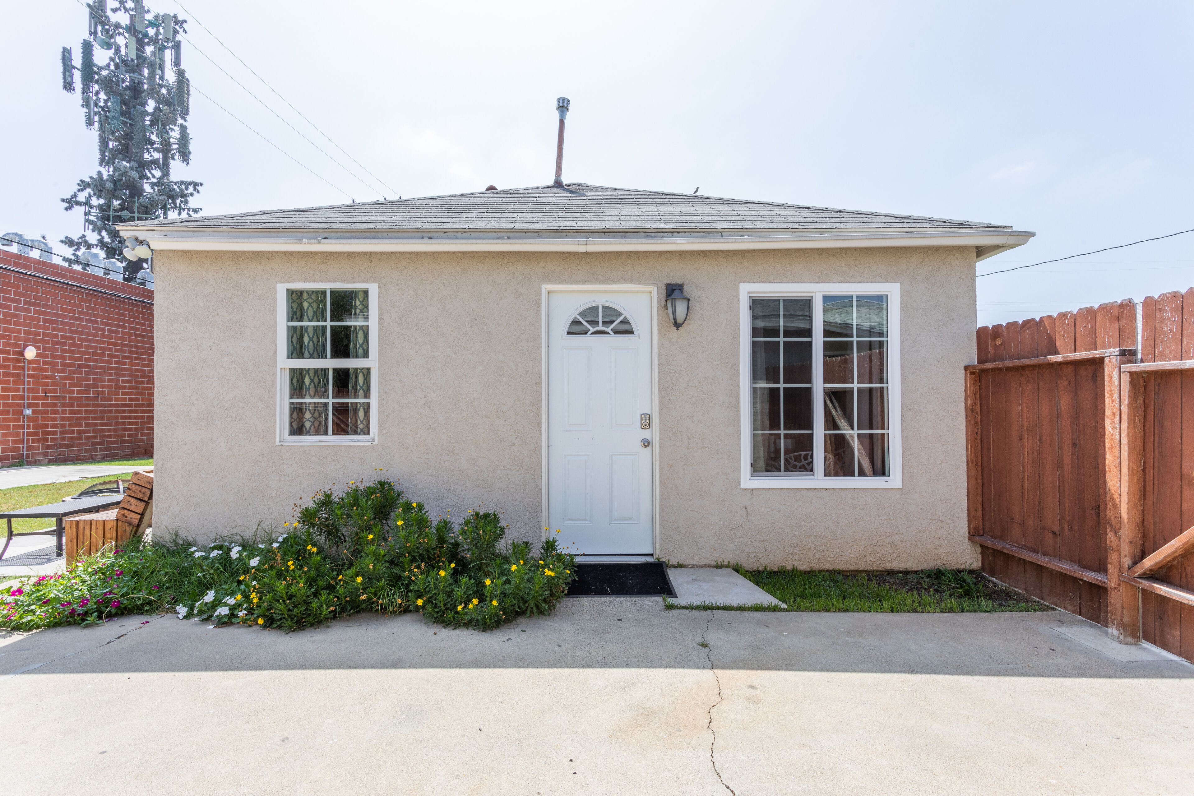 2BD~1BA Home w/ Parking and 1/2Acre Yard Space -20 min to Disney& Knott's