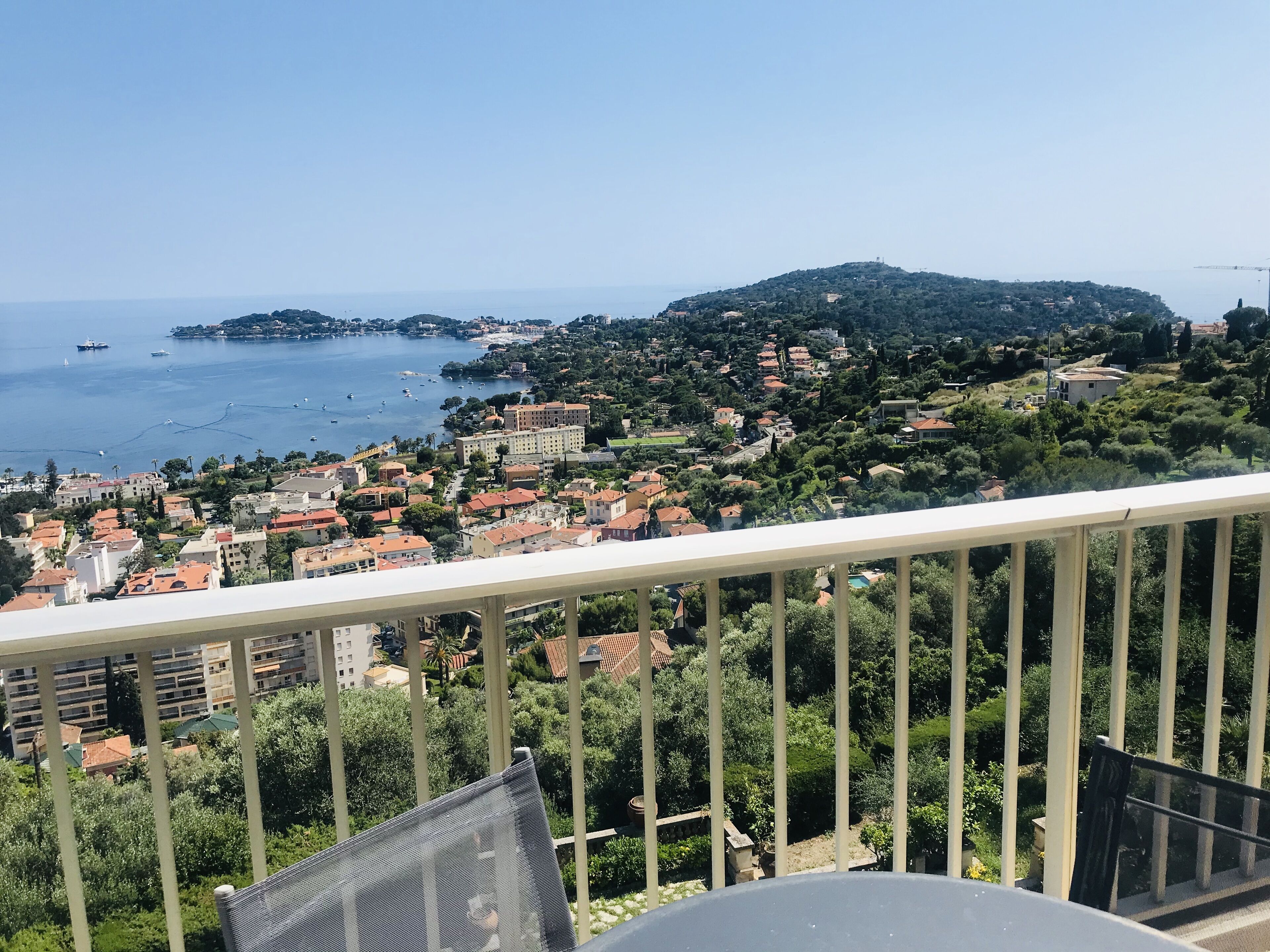 Studio with balcony and parking, breathtaking view of Cap-Ferrat and the sea!