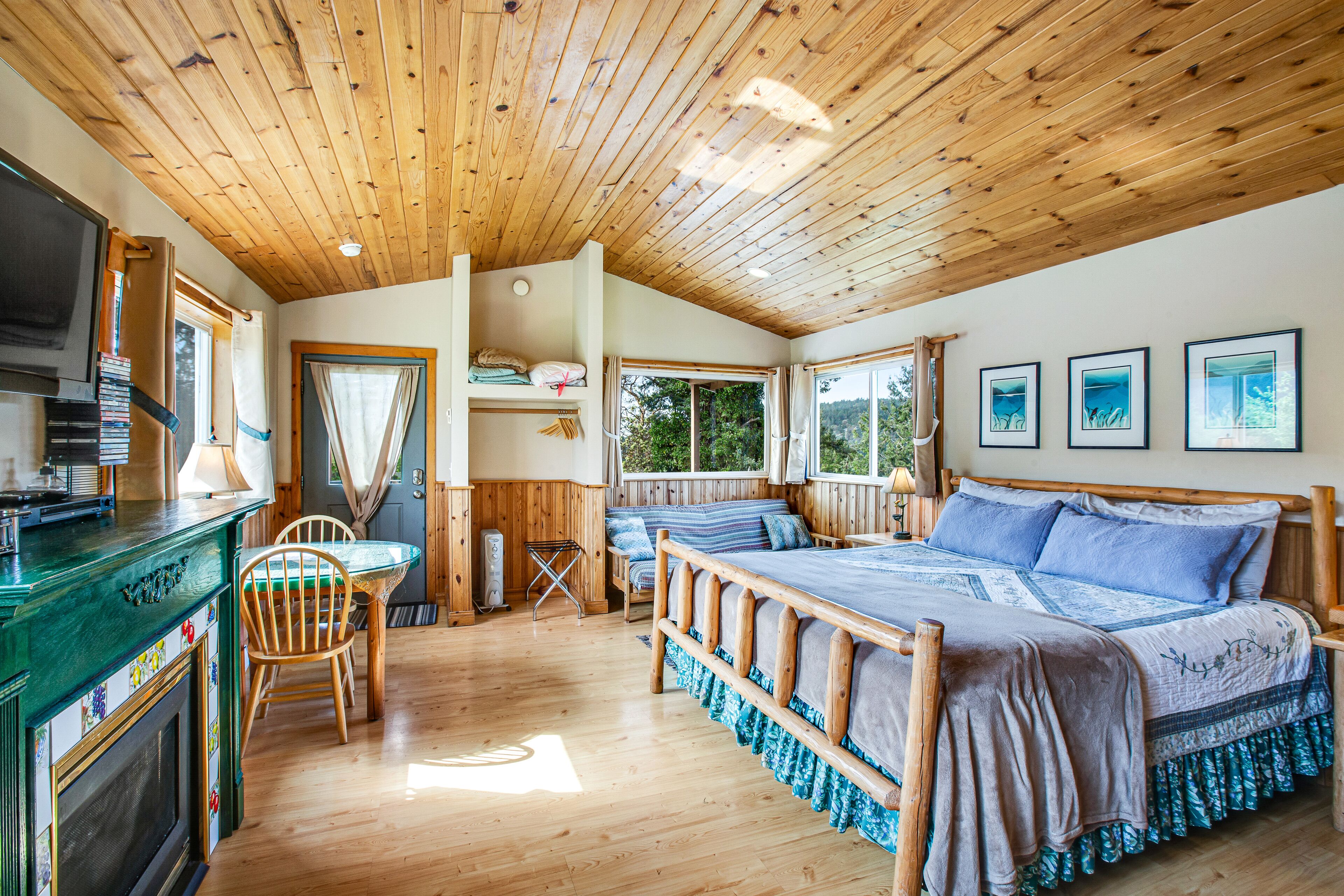 Charming cabin with private hot tub & ocean view- near everything in Deer Harbor