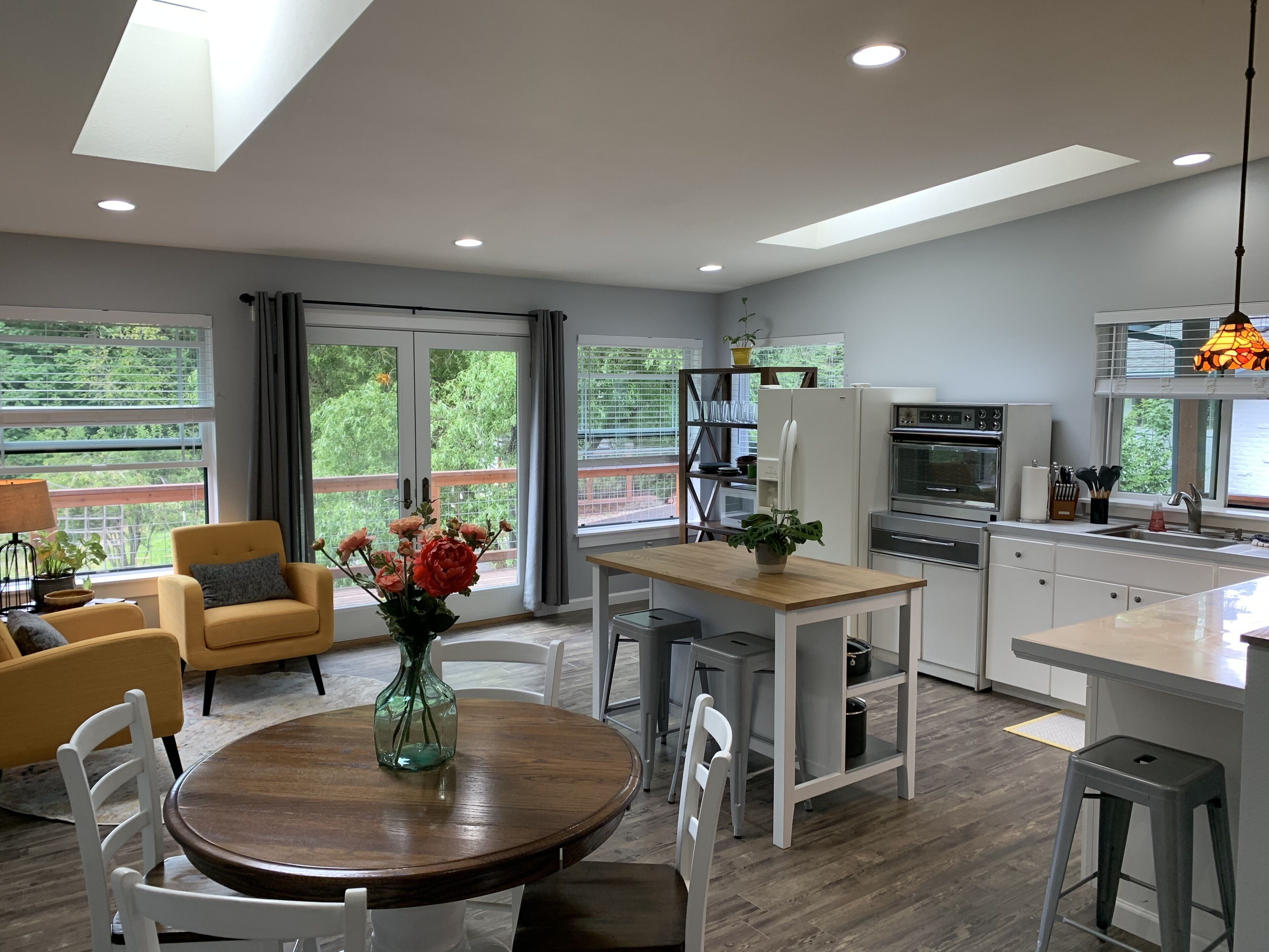 Quiet Modern Apartment on Tidal Estuary near Shops/Parks