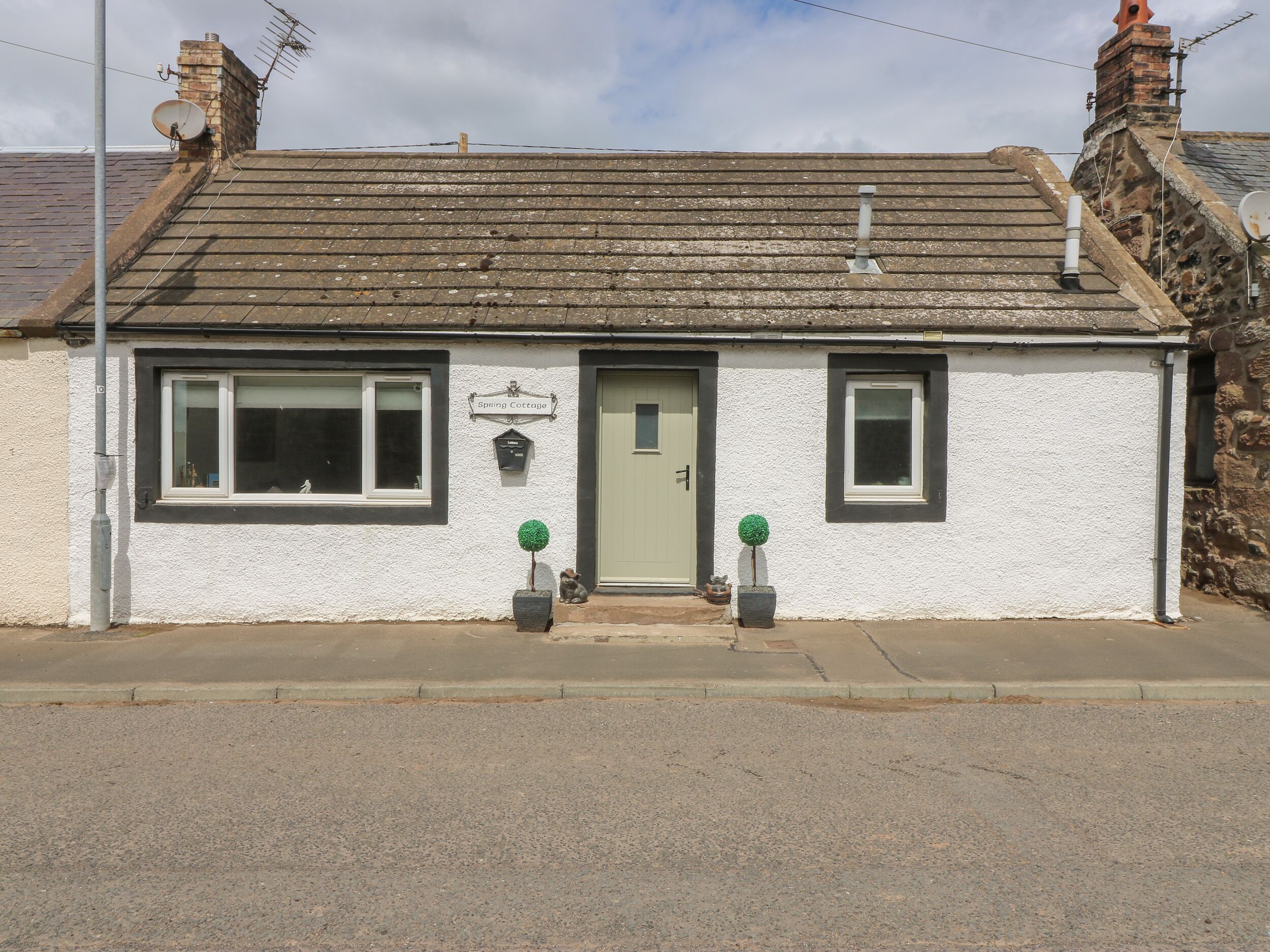 SPRING COTTAGE, pet friendly, character holiday cottage in Chirnside