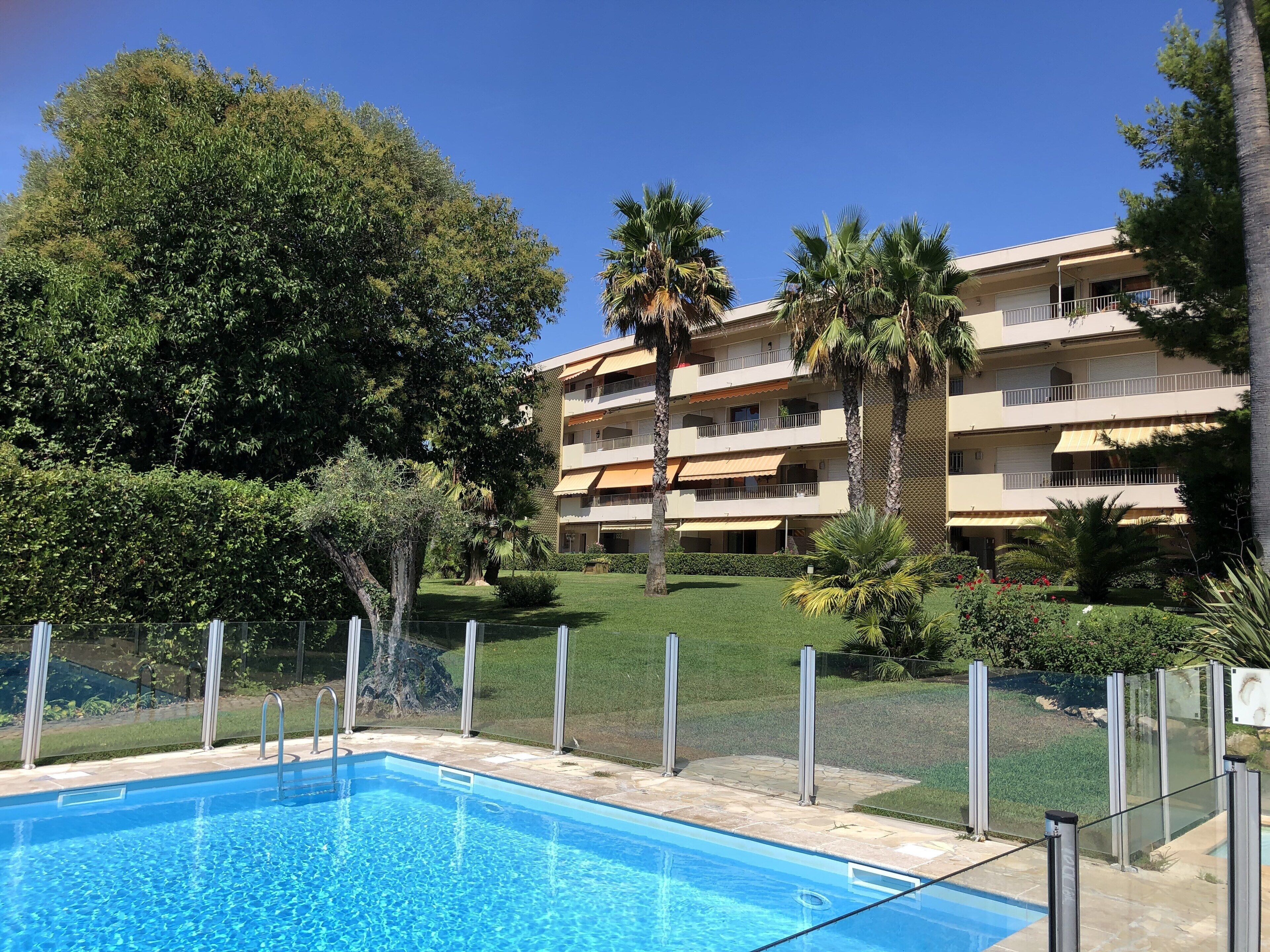 2P at the foot of the quiet beaches, swimming pool, air conditioning, park view