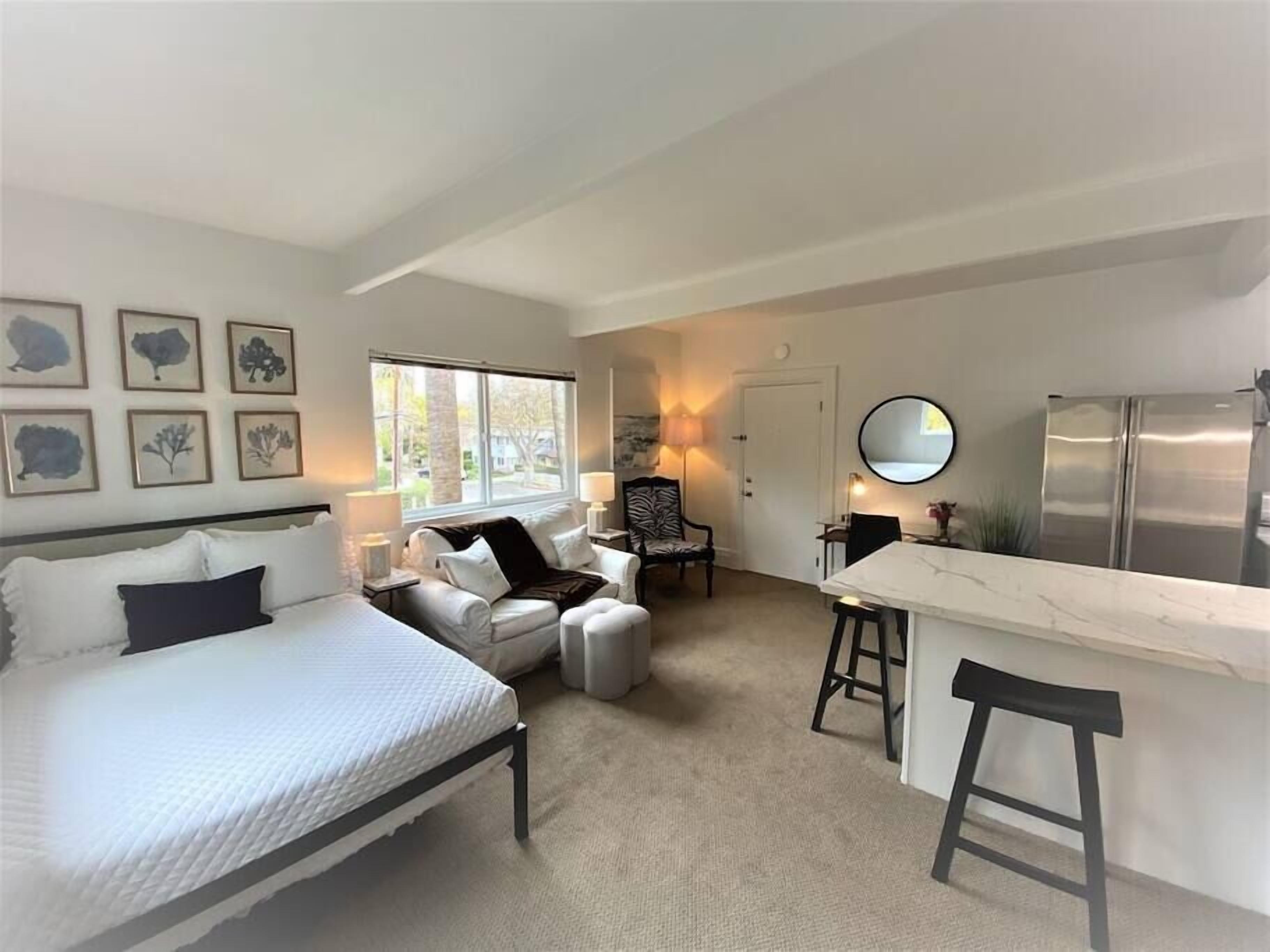 Historic West Beach Studio — 2 blocks to beach and Funk Zone