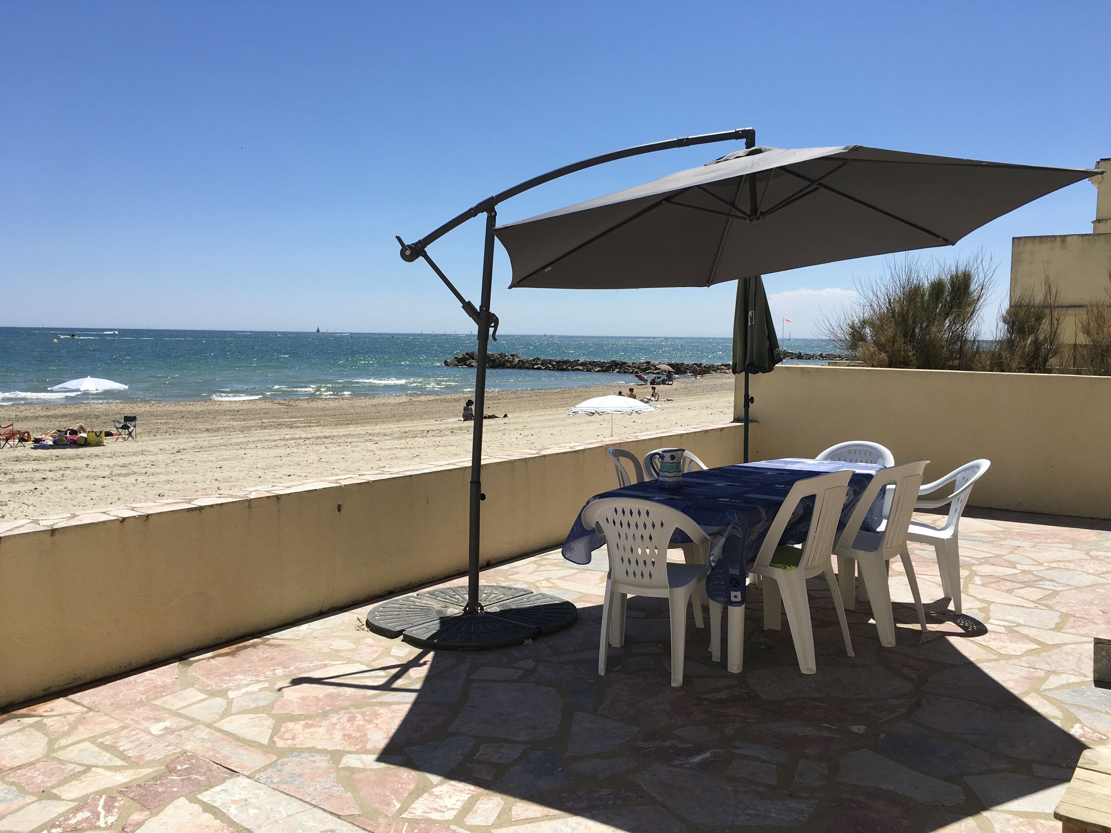 Large terrace apartment facing the sea