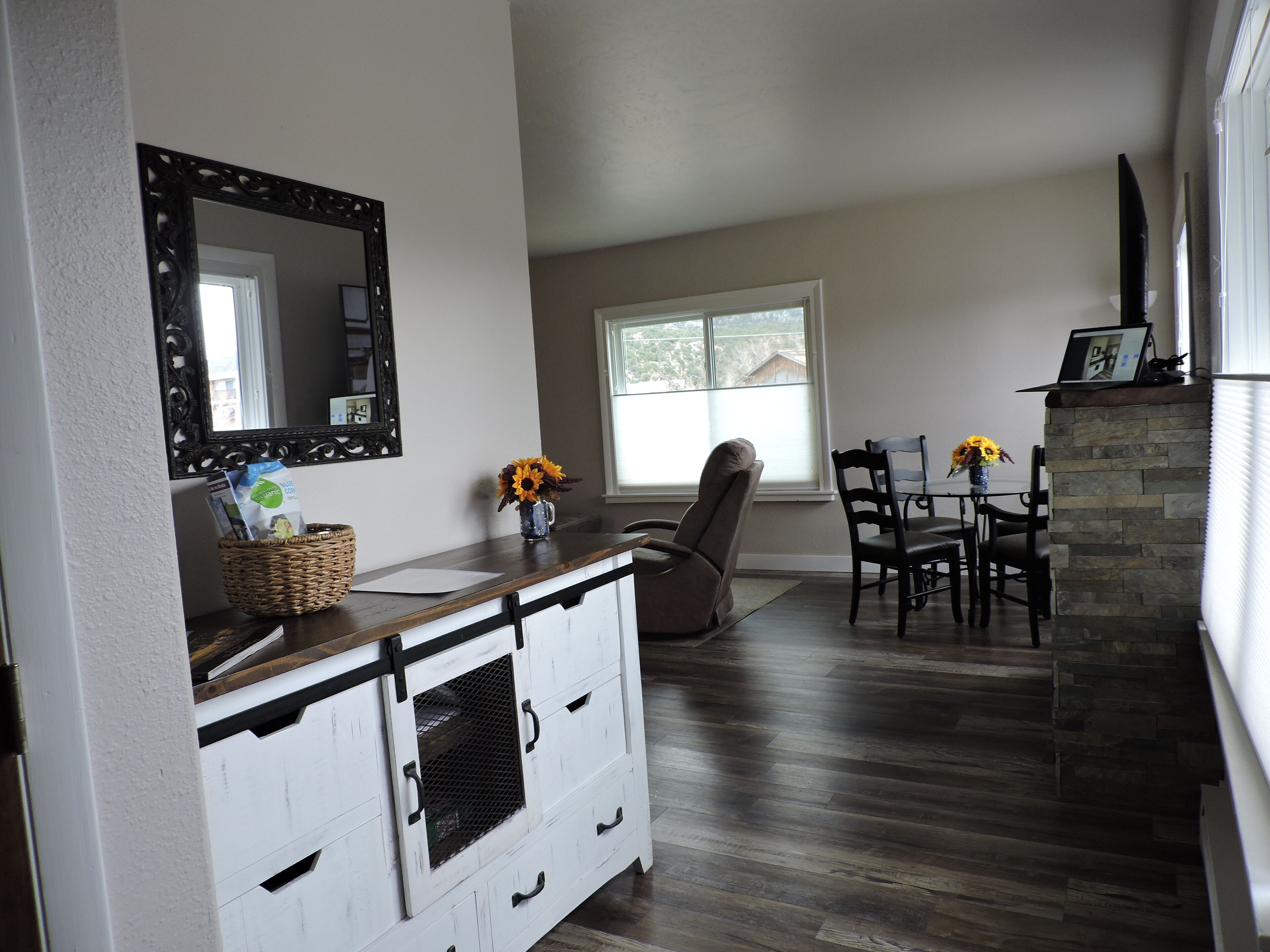 2 bm newly reno condo w/AMAZING Mt. view & 2 blks fr main st /Arkansas River