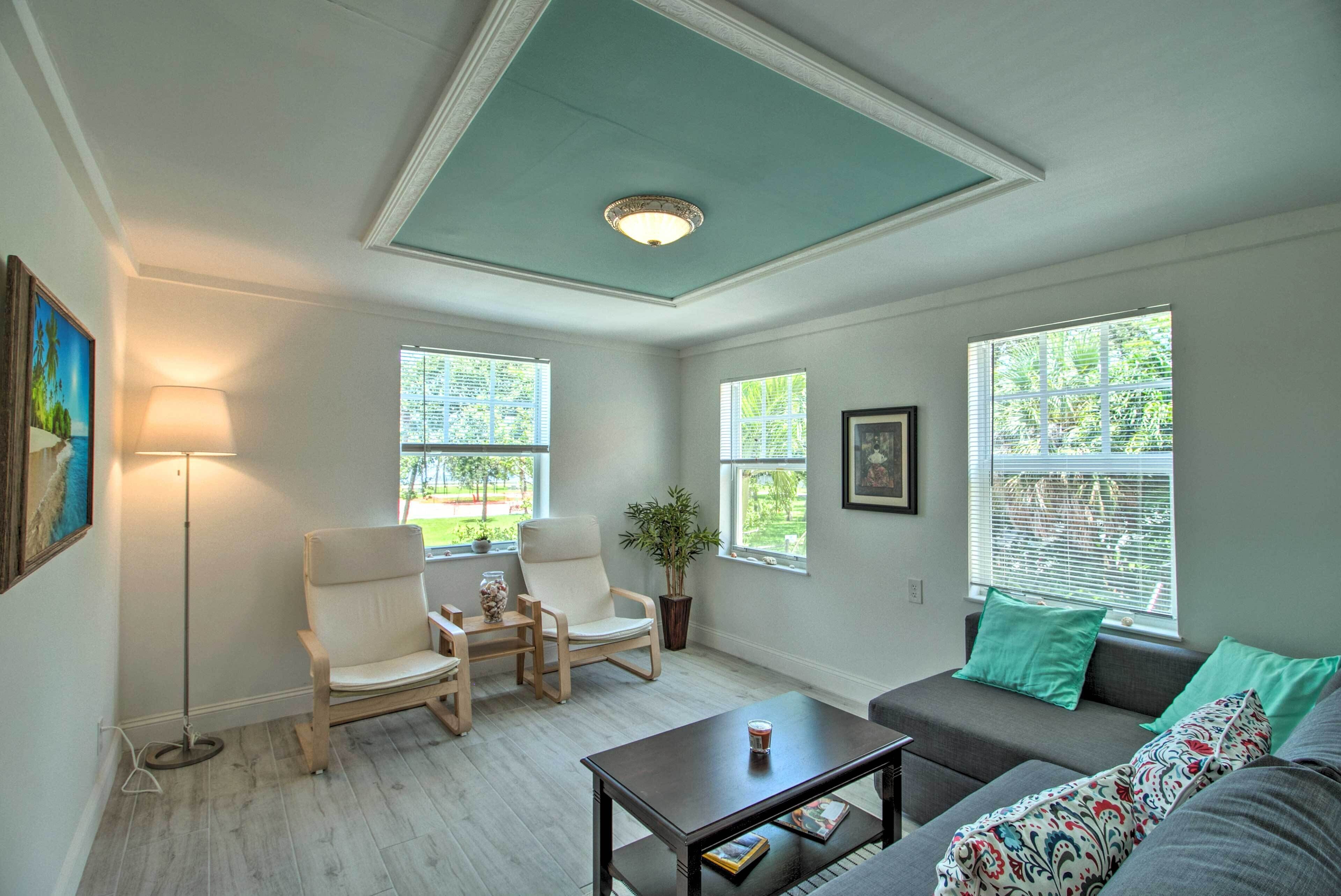 Lake Worth Apt w/Ocean View ~1 Mile to Beach!