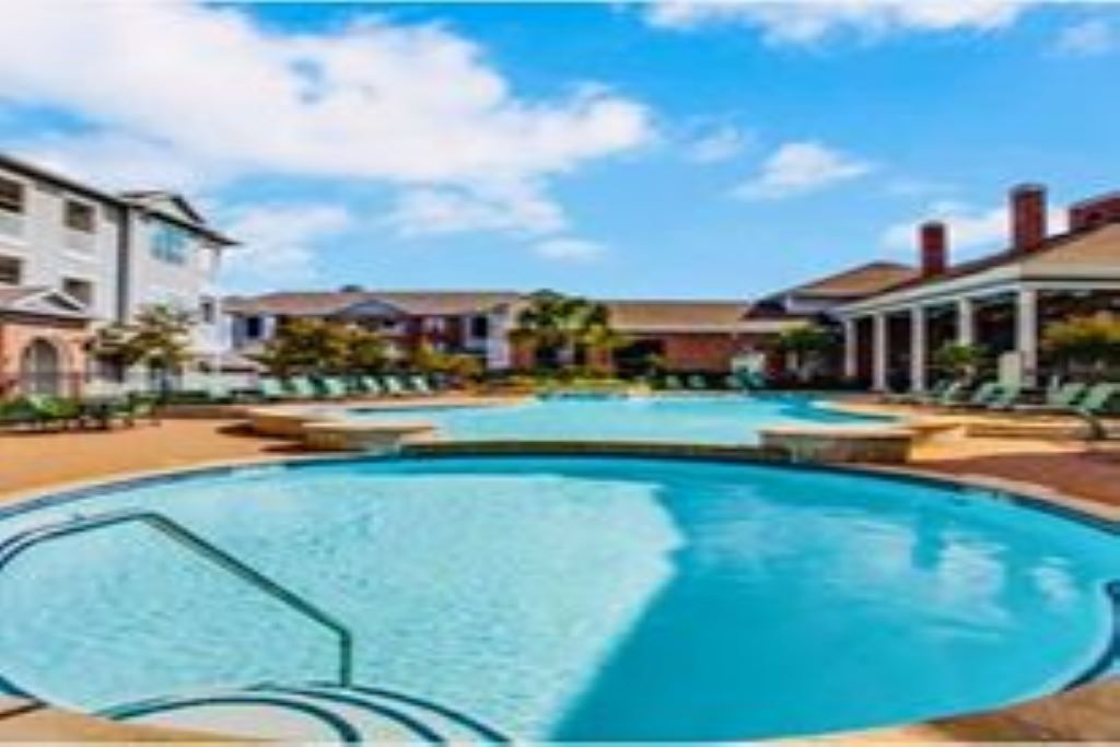 King Sized Bed w Pool and FREE PARKING  in The Woodlands