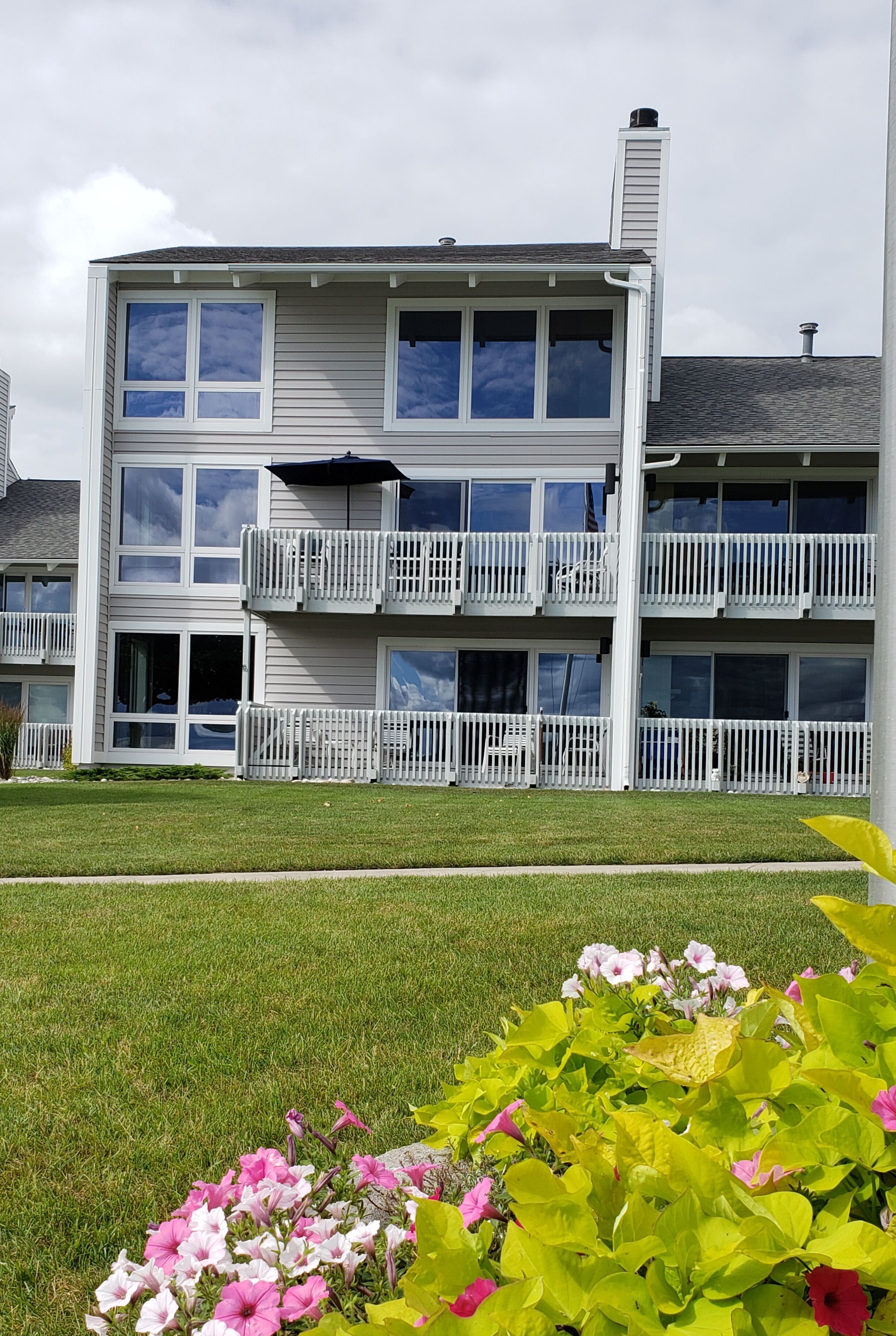 Landings Condo, Upper Unit, Fabulous Views over Lake Charlevoix / Boyne City