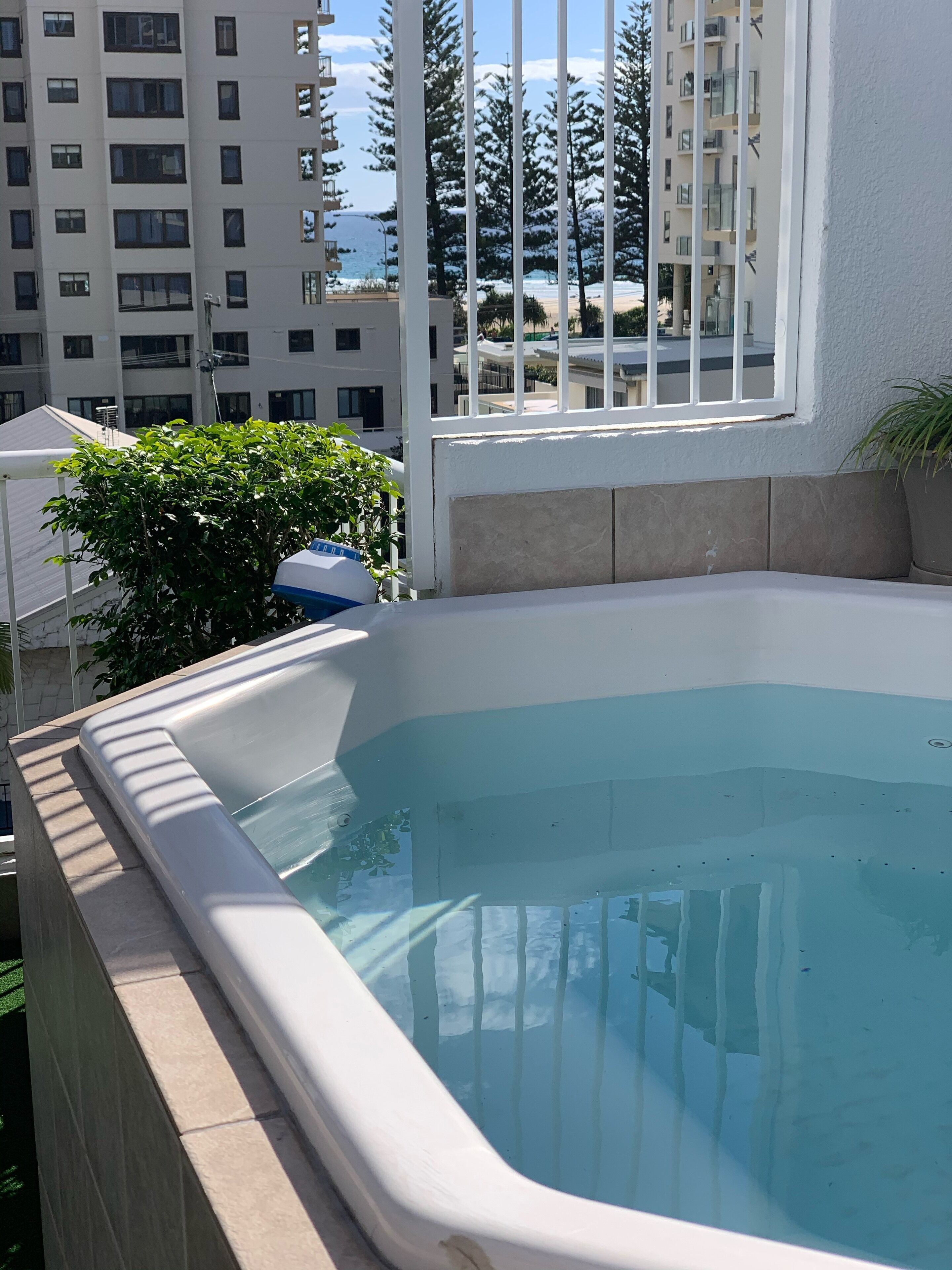 ‘RAINBOW RETREAT@THE BAY - Private Rooftop Terrace and SPA plus Ocean Views!