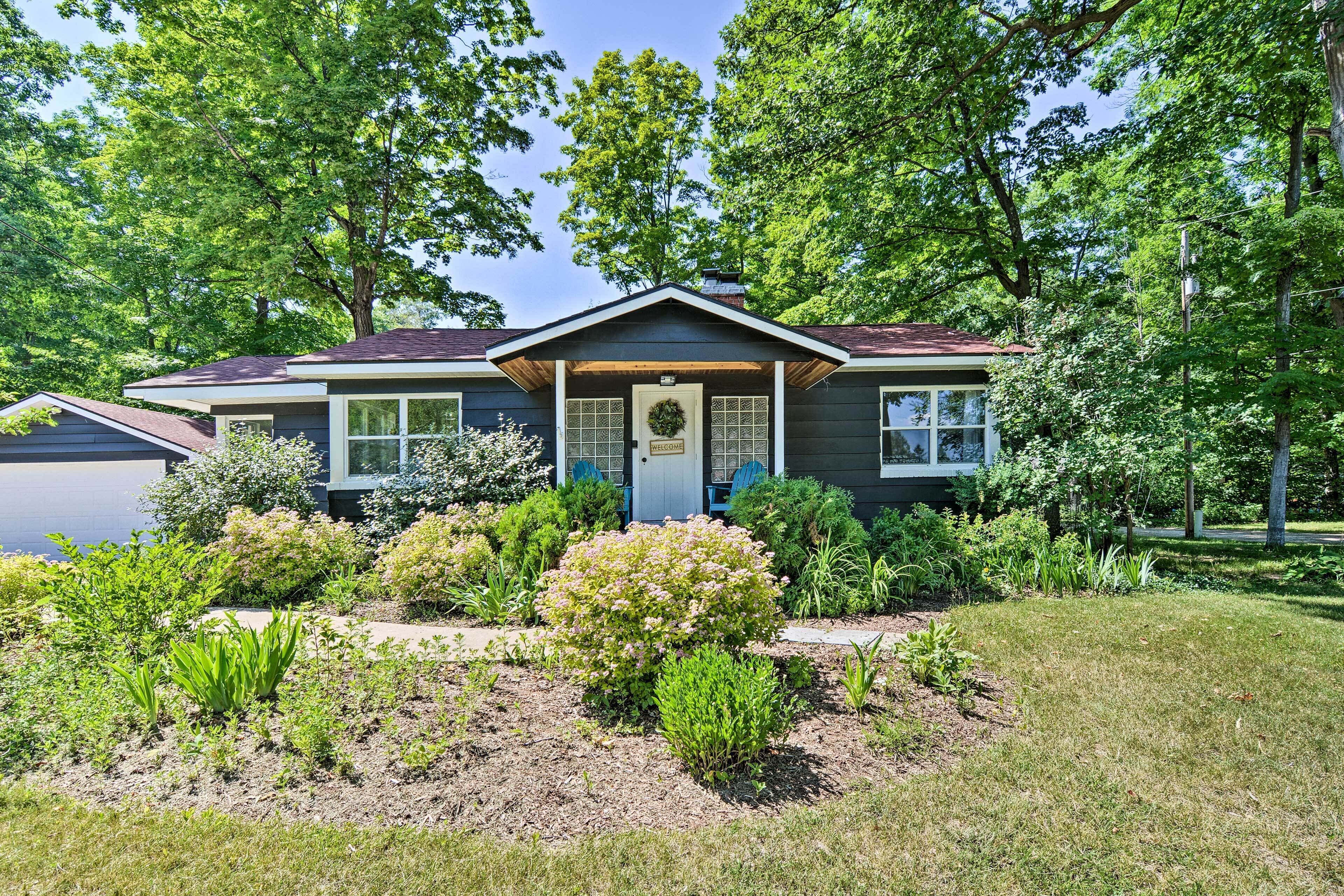 Modern Dog-Friendly Bungalow: Near Shanty Creek!