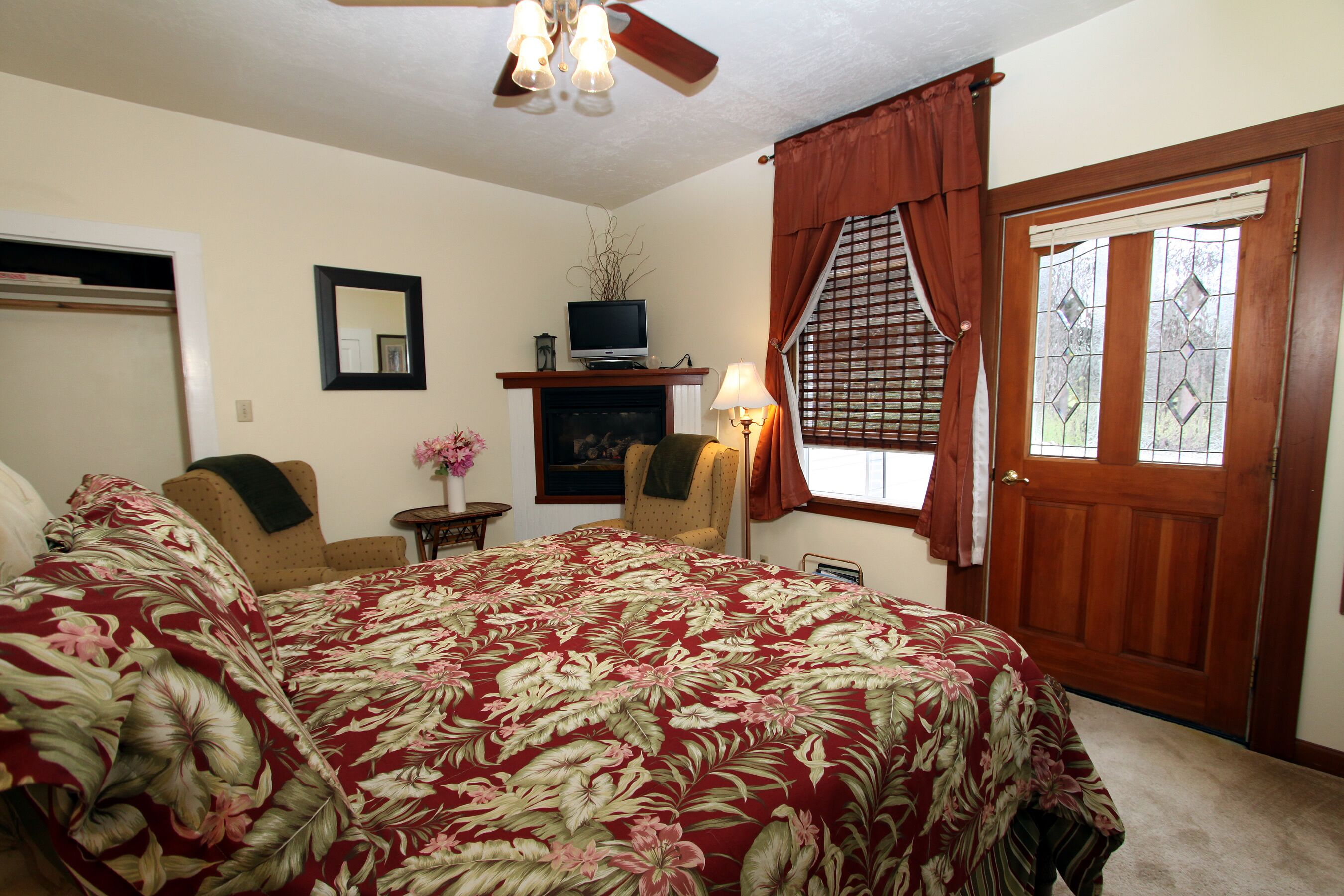 Elk Cove Inn & Spa Garden View Pet Friendly sleep 2 only 
