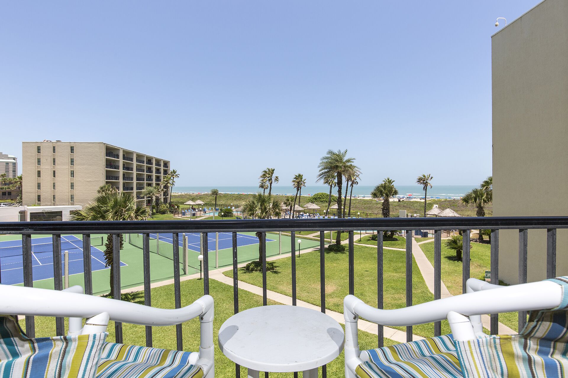Renovated Beachfront Condo! Corner Unit! 3 Pools, Tennis Courts, Private Beach Access!