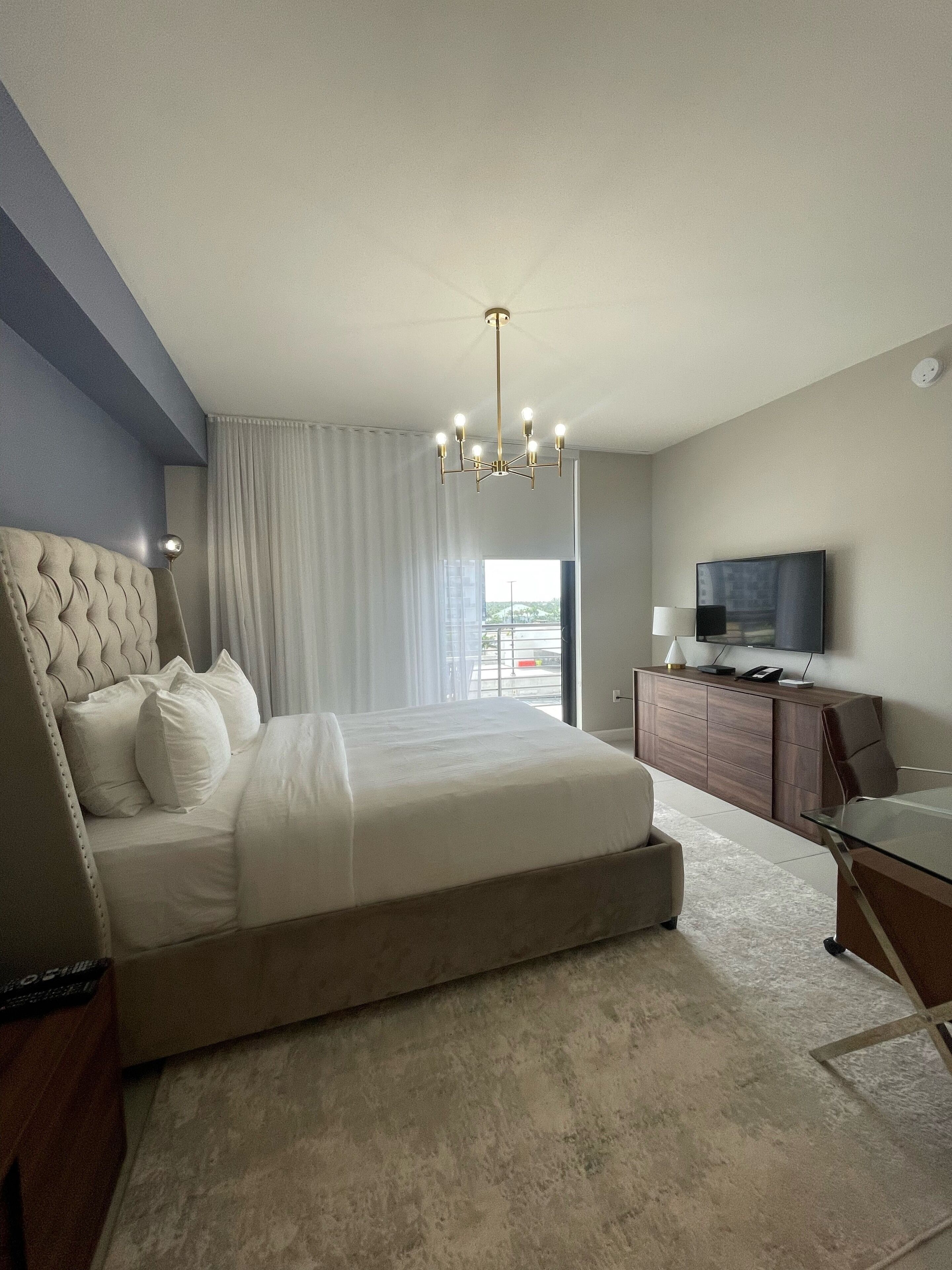 Explore, Eat & Repeat: King Bed in Doral, Close to all Miami Hotspots