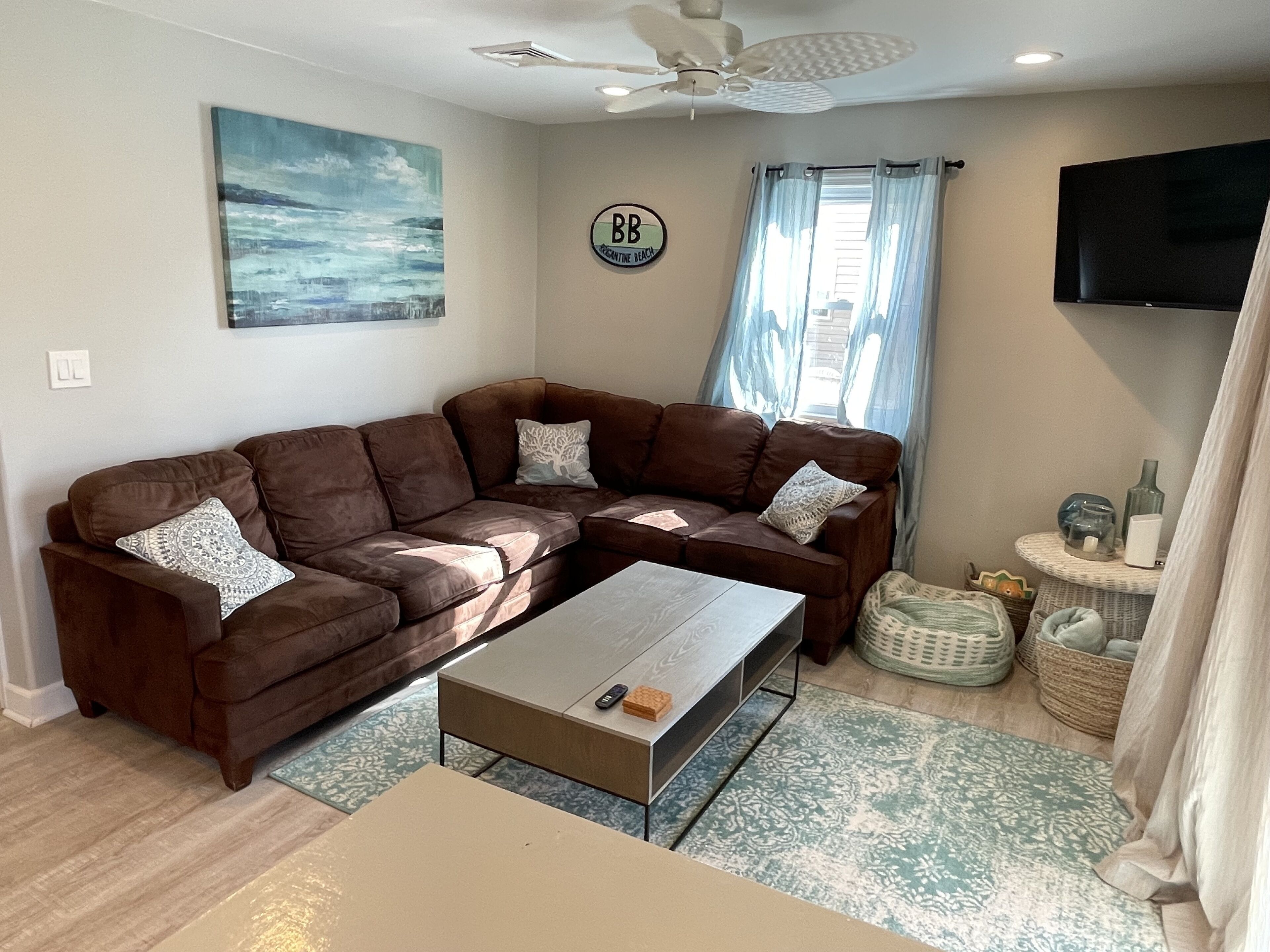 3 bedrooms/ 2 baths/ 1 block from beach!