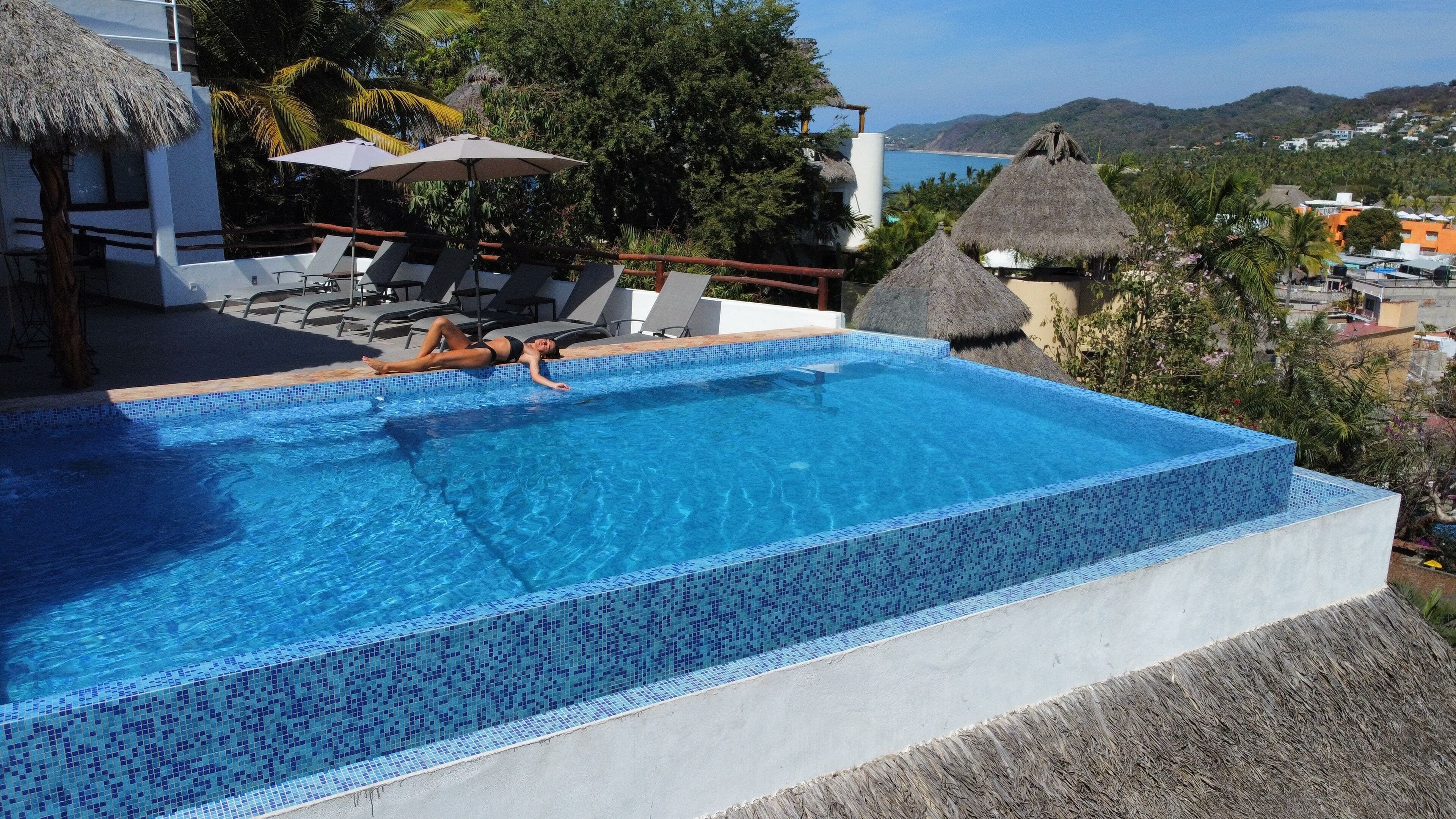 Charming StudiO Rooftop POOL & ElevAtor