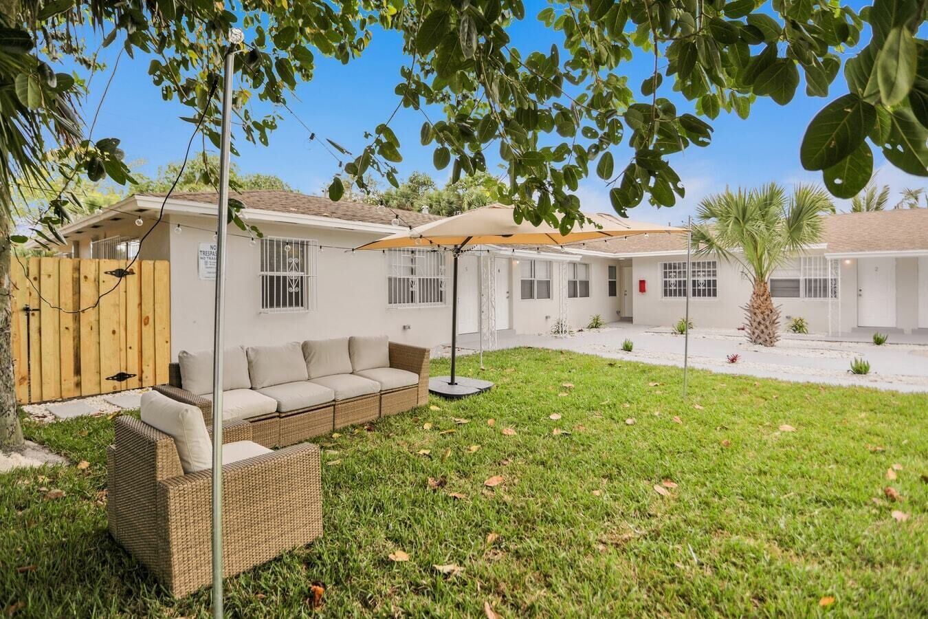 Luxe 2br/1bath, Palm Beach, W/ free parking, outdoor living area and Trampoline!