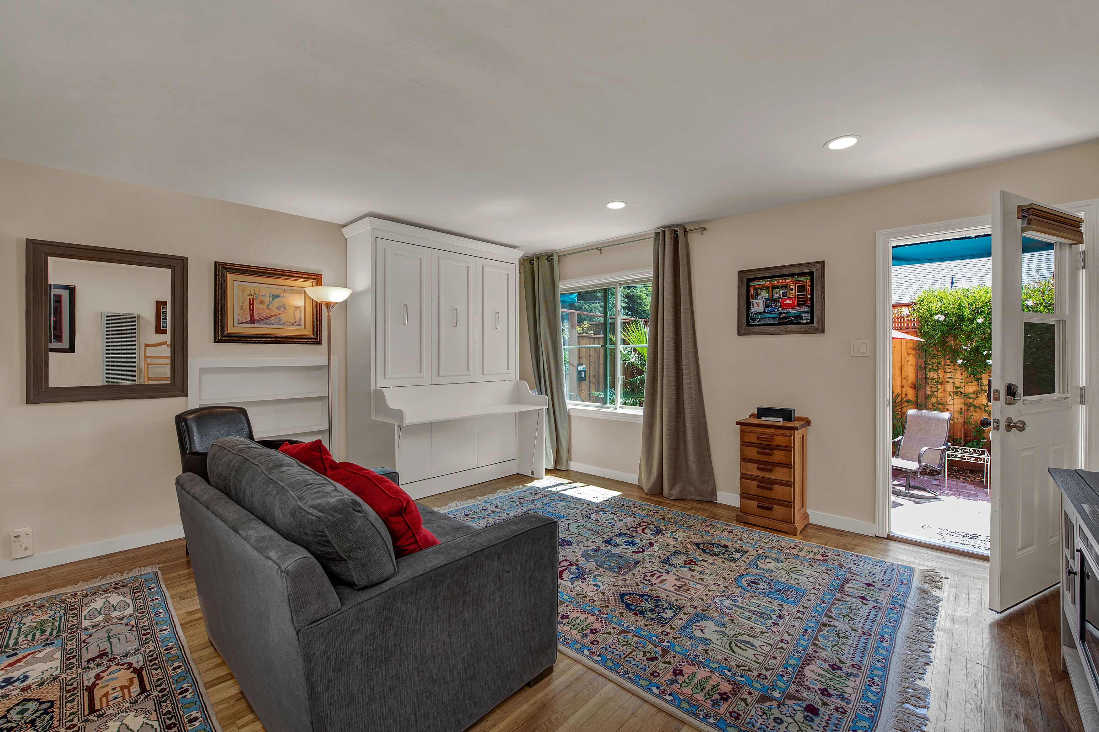 Upgraded Vintage Studio, near downtown SR