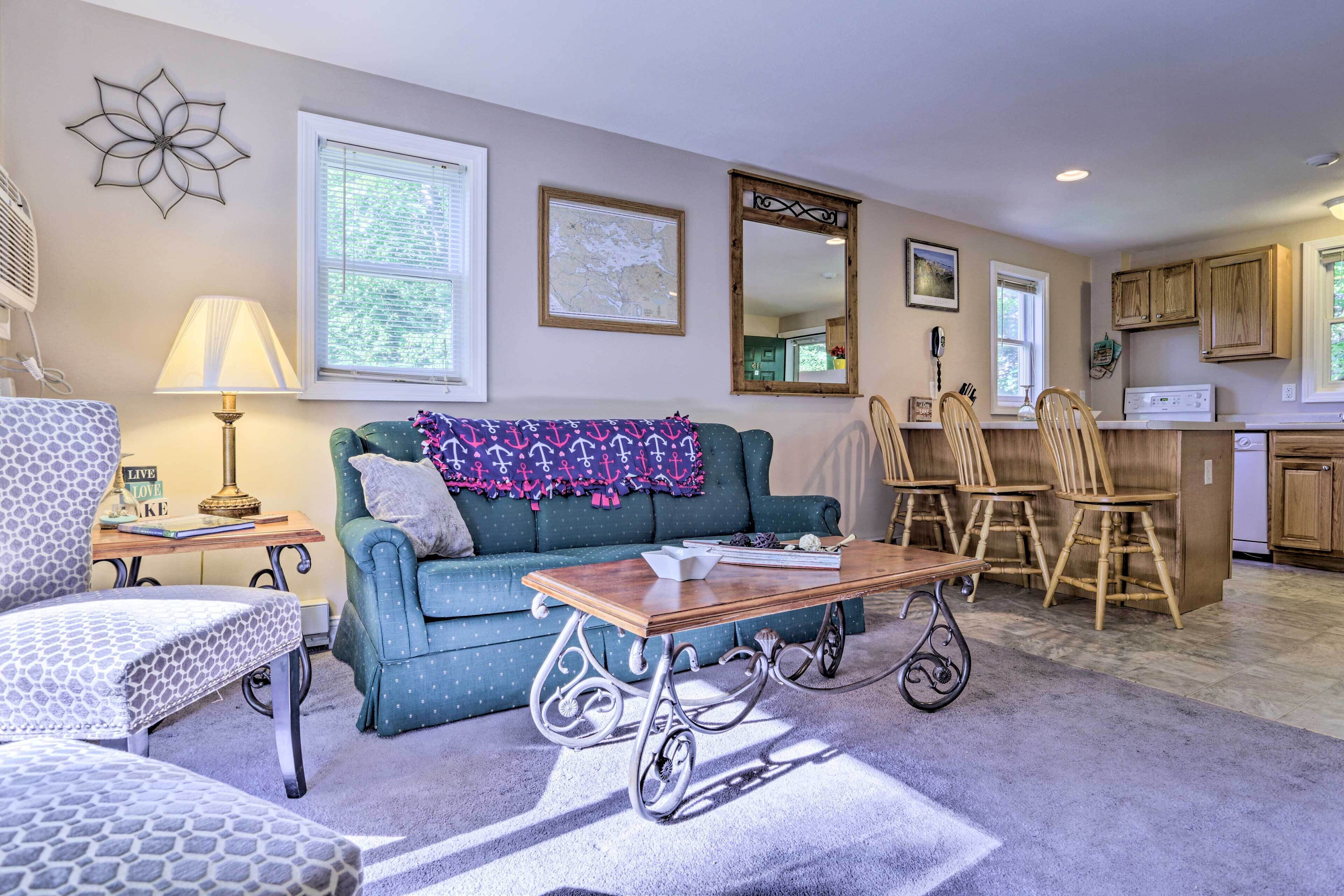 Lake Getaway: Walk Across Street to Private Beach!