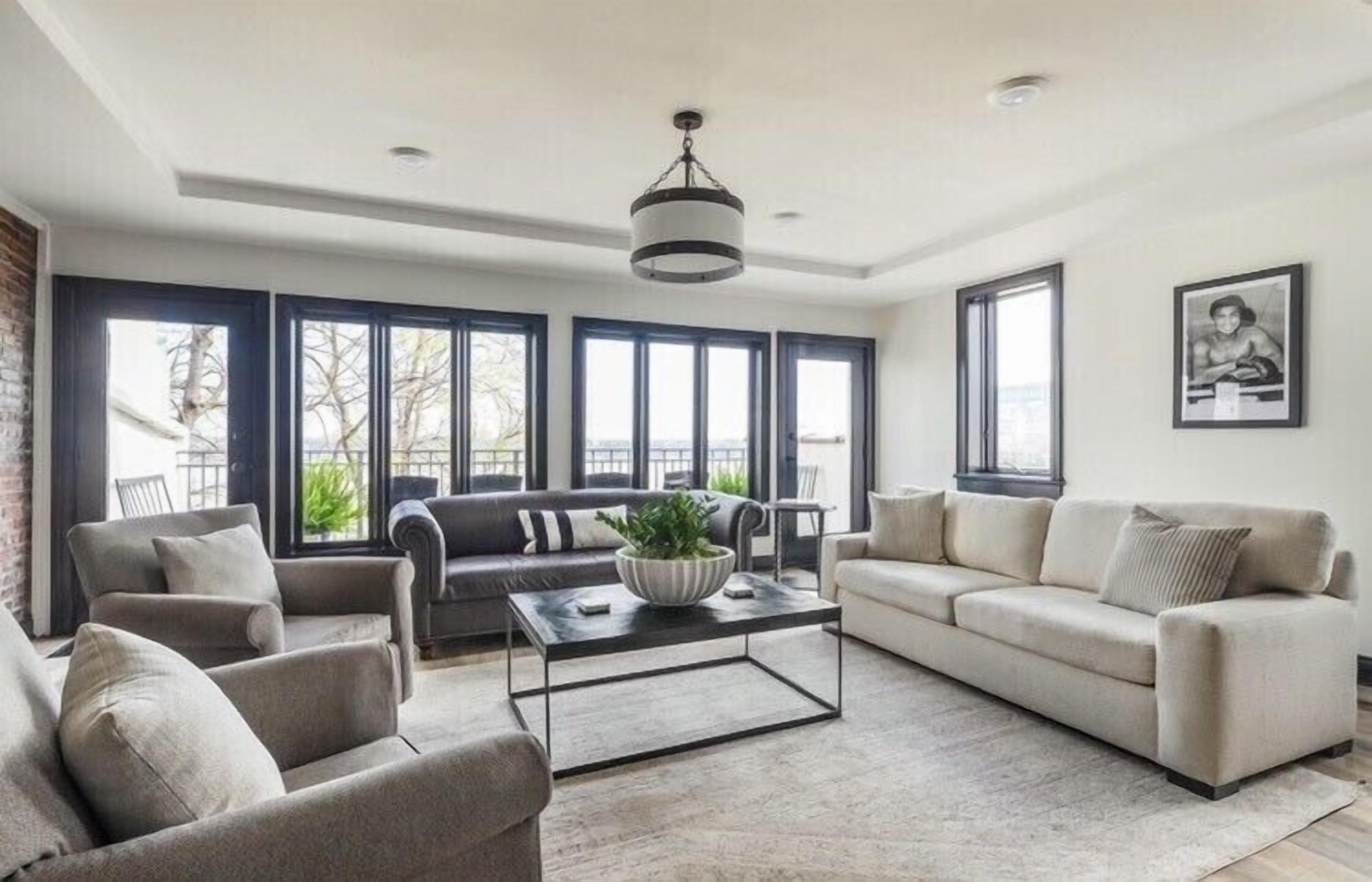 Spacious upscale suite w/private balcony - Downtown/Bourbon Trail/Walk to Yum
