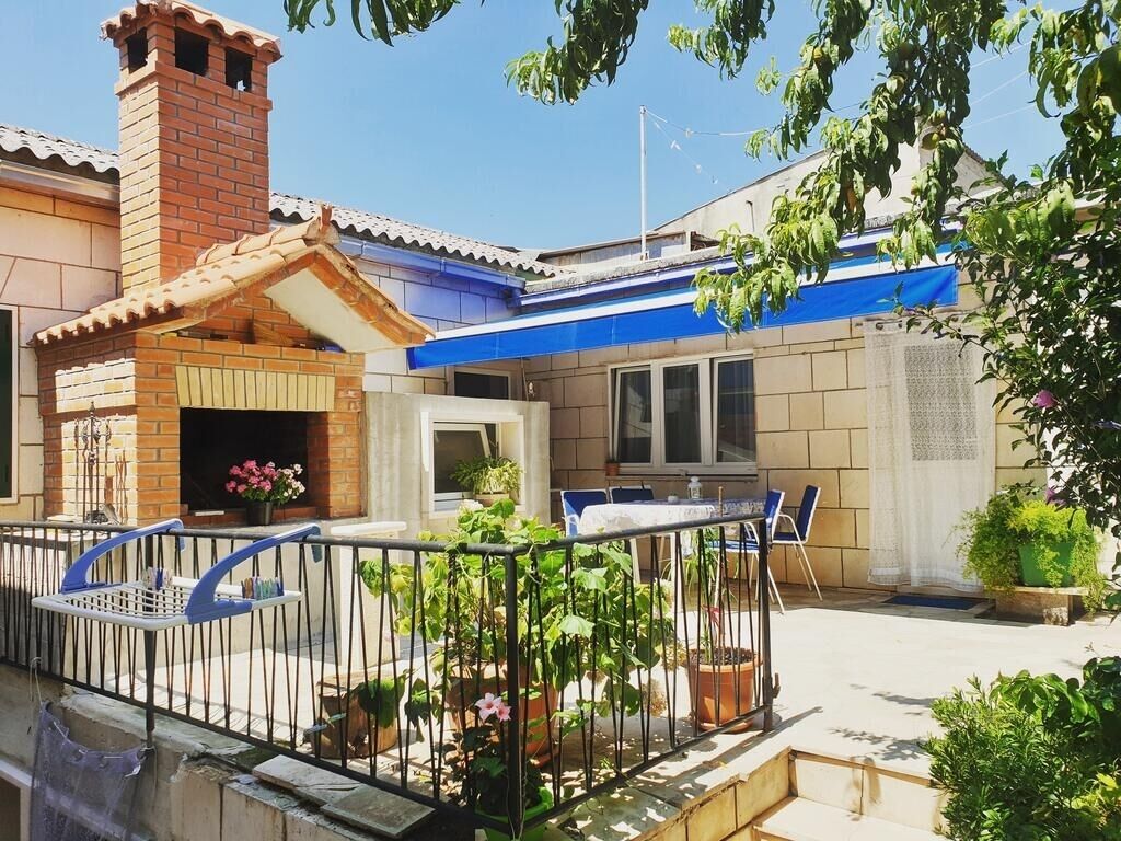 Two bedroom apartment with terrace Pučišća, Brač (A-18416-a)