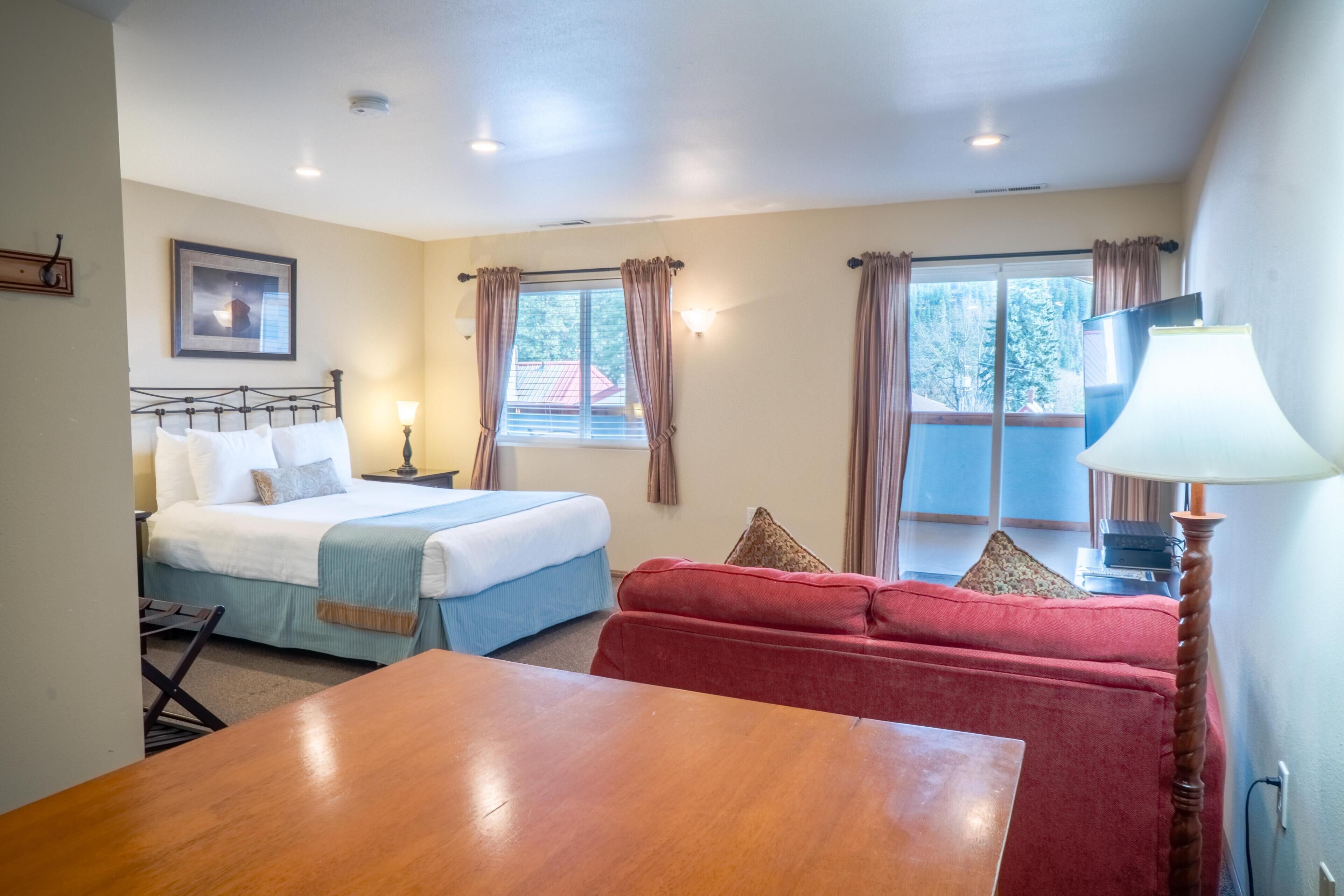 Delightful Oversized Downtown Studio w/ Deck Access - Rooftop & Mountain Views!