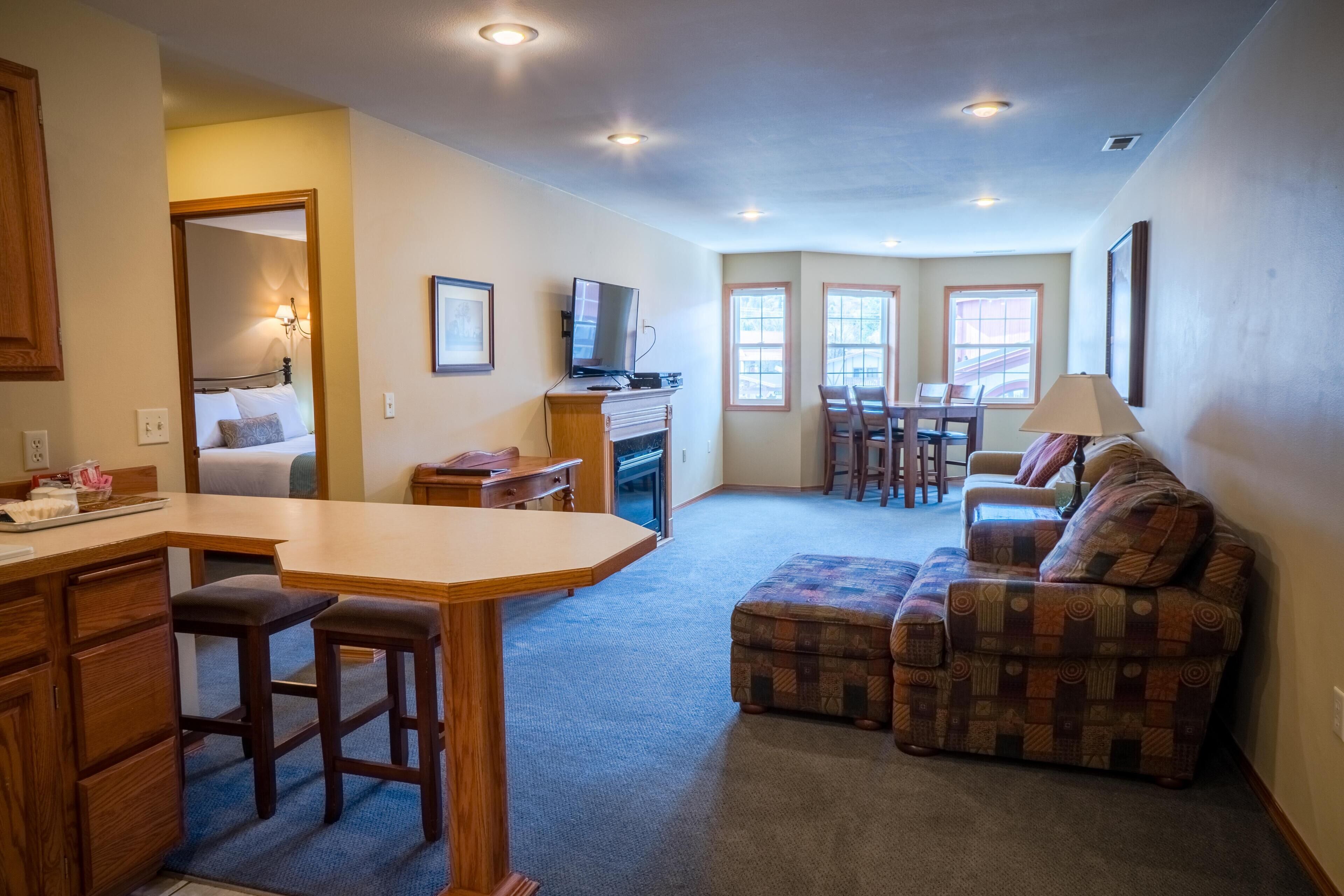 Downtown 1 BR Condo with Kitchen, Jacuzzi Tub & Balcony Overlooking Front St.!!