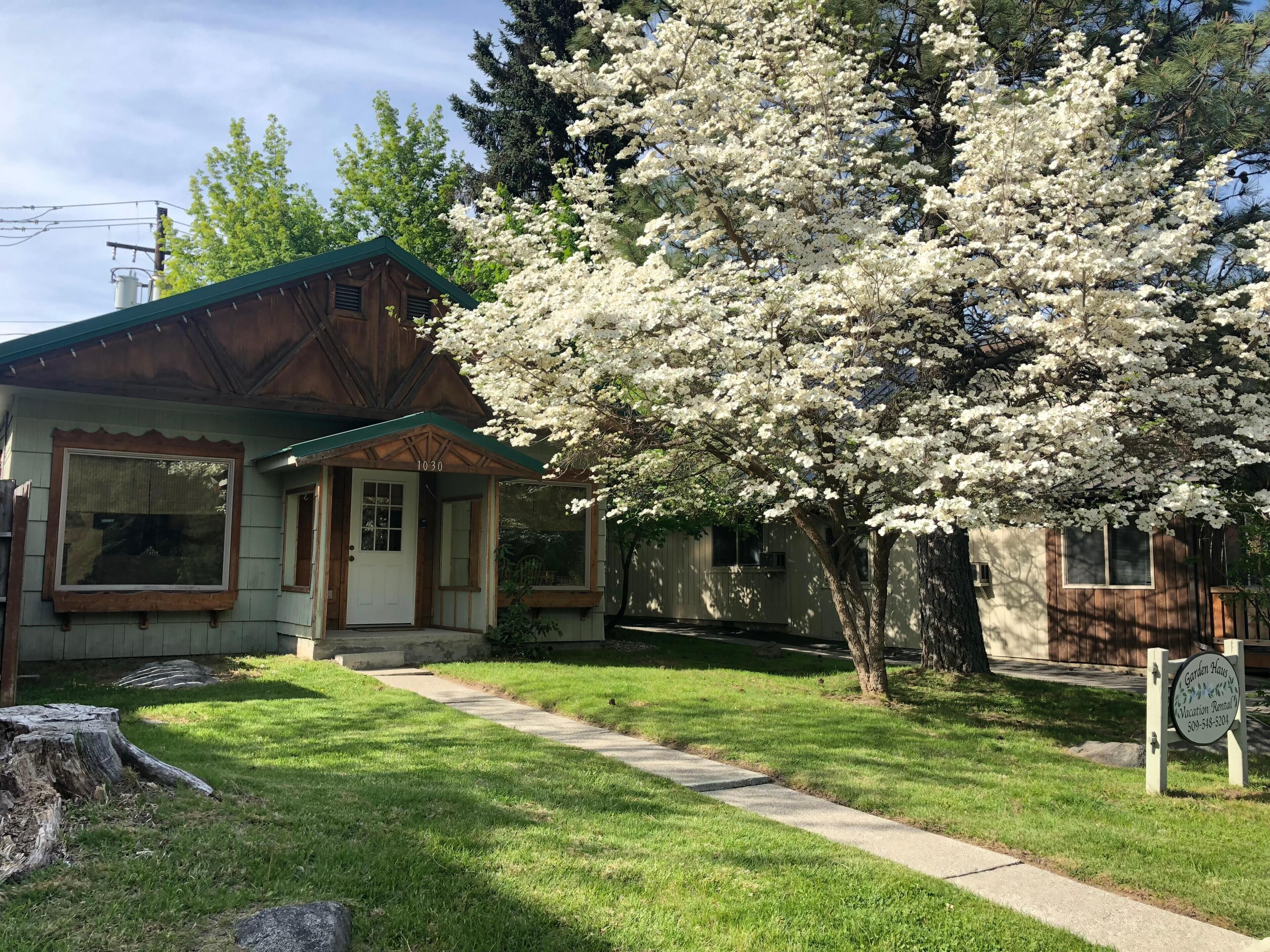 One-of-a-Kind Cottage with Private Fenced Yard and Hot Tub – Downtown!!