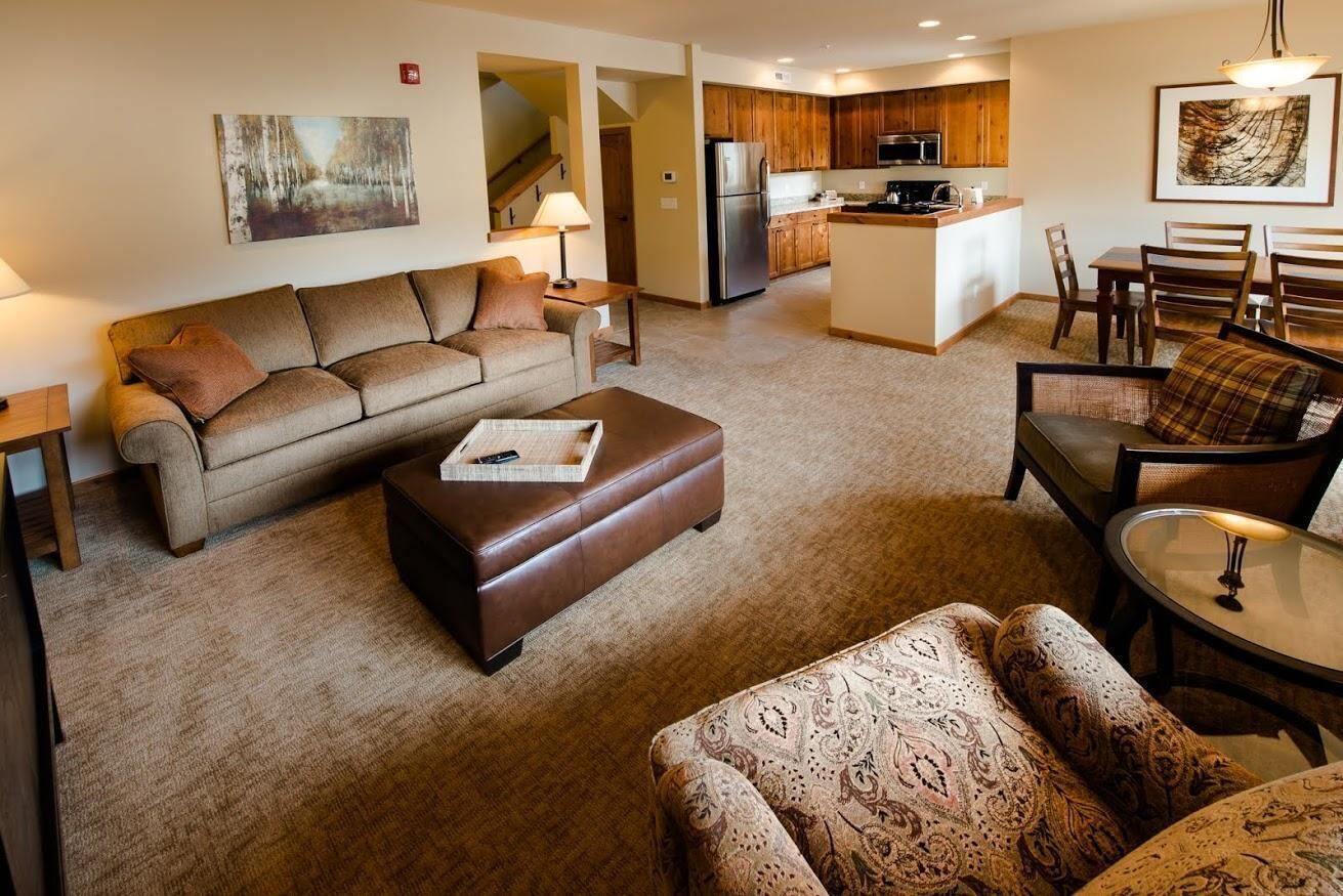 Beautiful 2 BR/2.5 BA Townhome, Balconies with Town or Mountain View – Downtown!