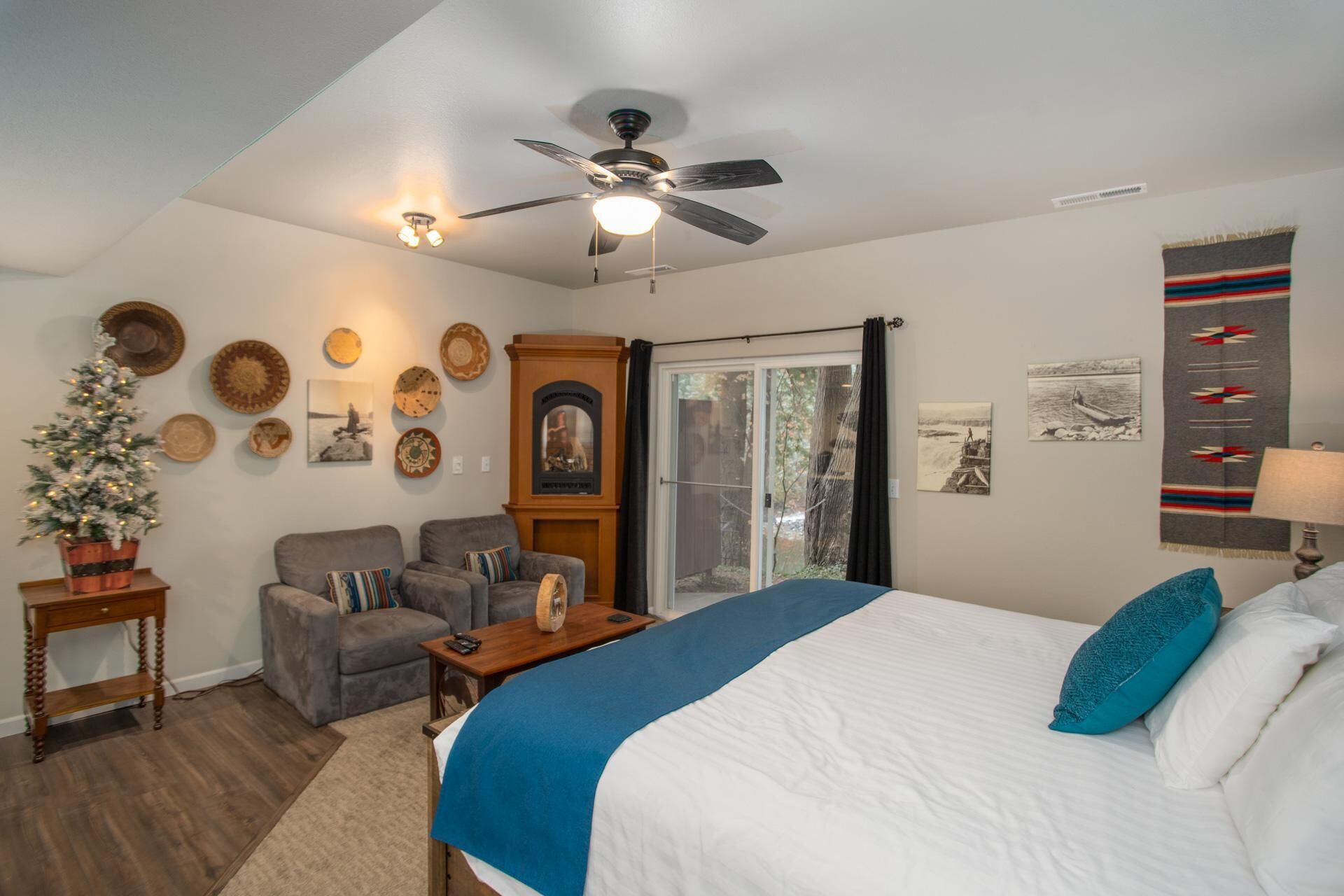 Pacific NW River Paradise! Richly Appointed 1 BR/1 BA, Large Deck, Fireplace