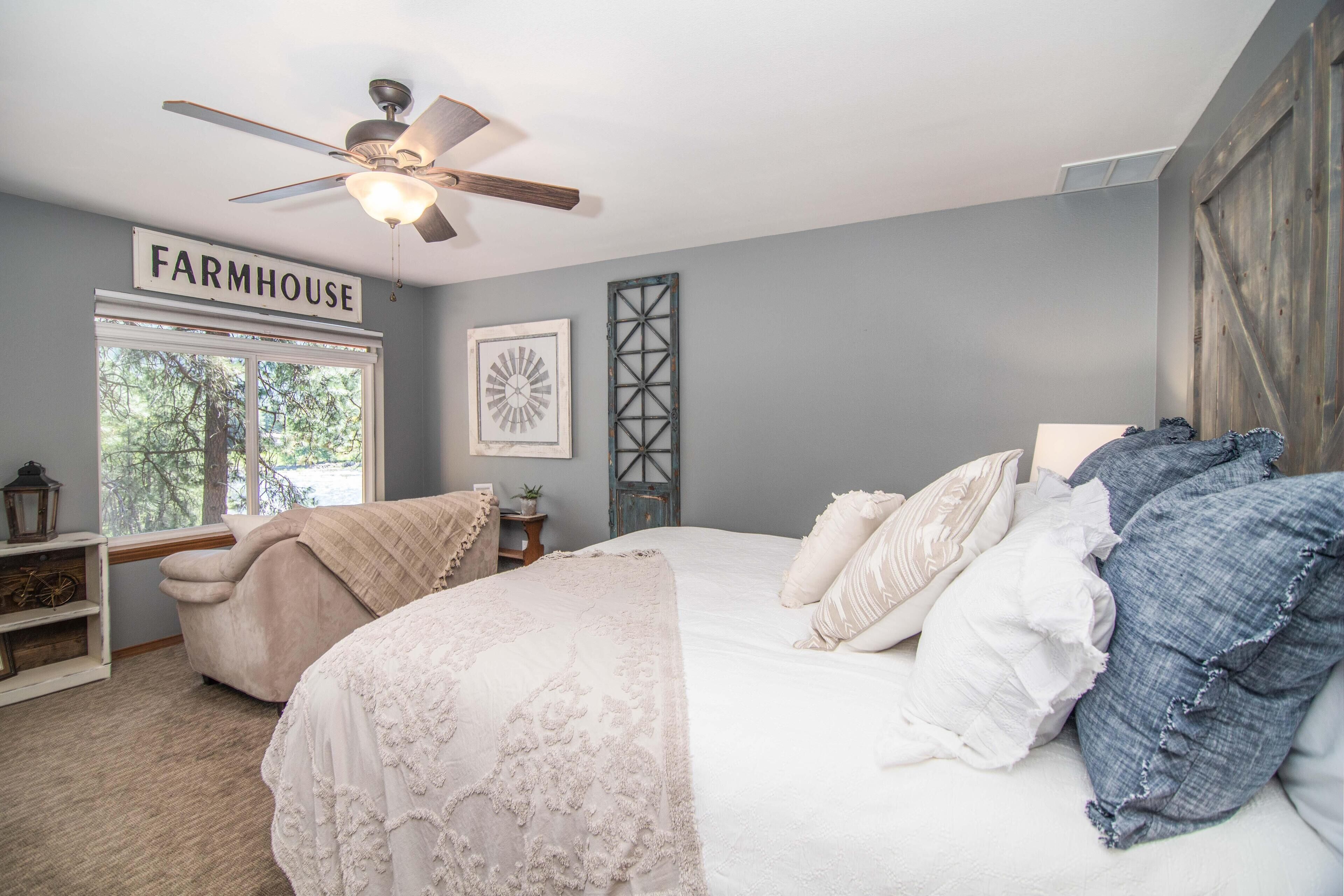 Cozy River Retreat – Modern Farmhouse Décor, Jacuzzi, w/ Balcony Facing River