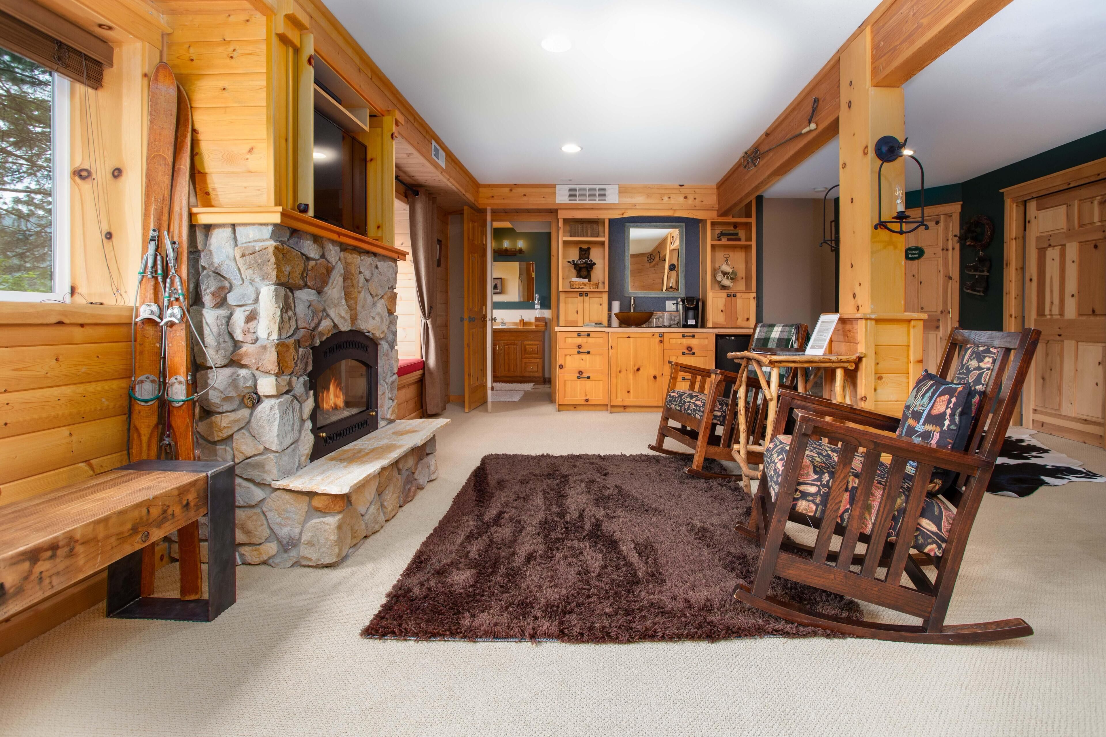 Very Spacious Lodge-Style Retreat, on the River, Fireplace & Cozy Window Seat