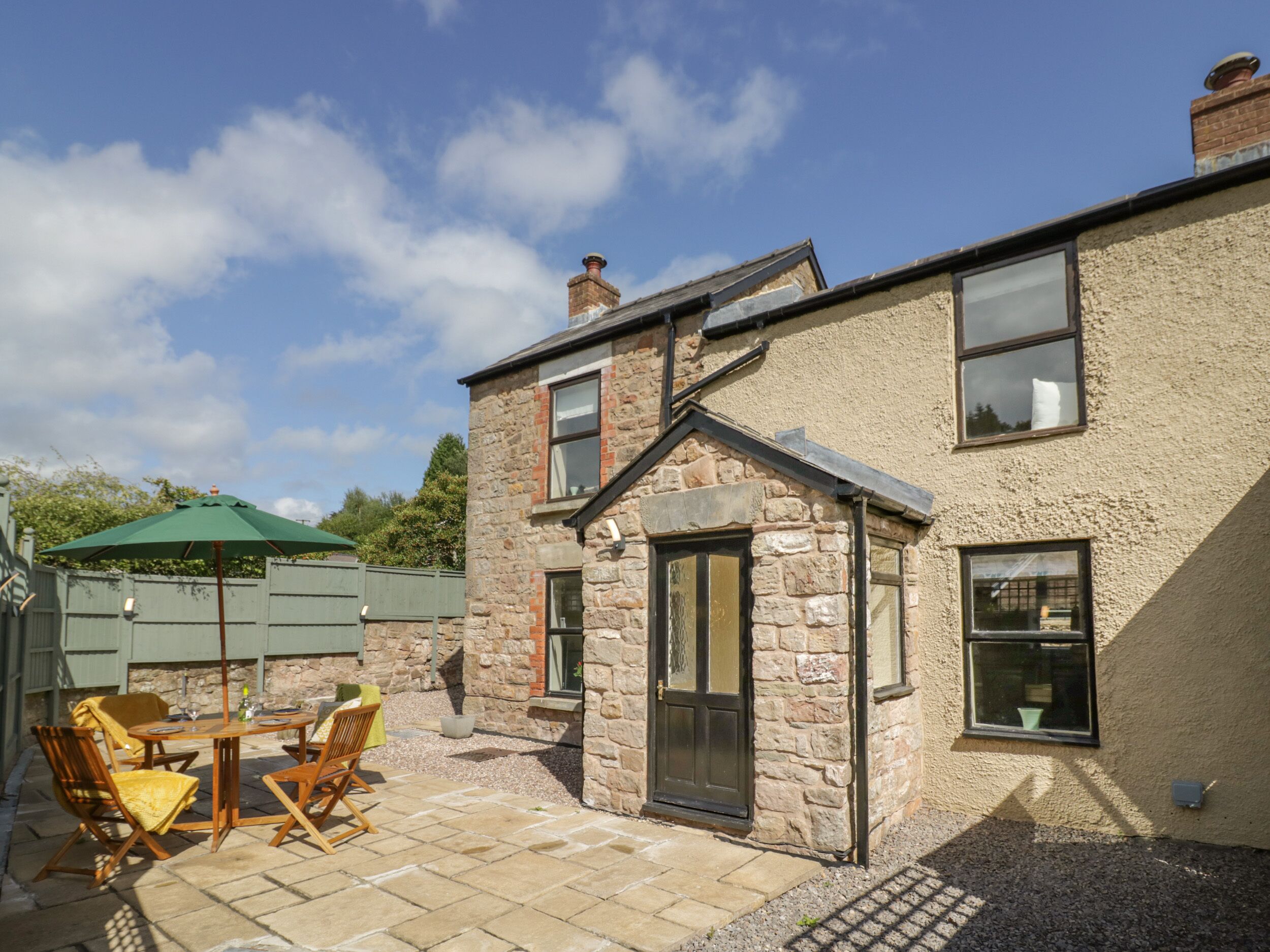 RAINFOREST COTTAGE, family friendly, with a garden in Ruspidge