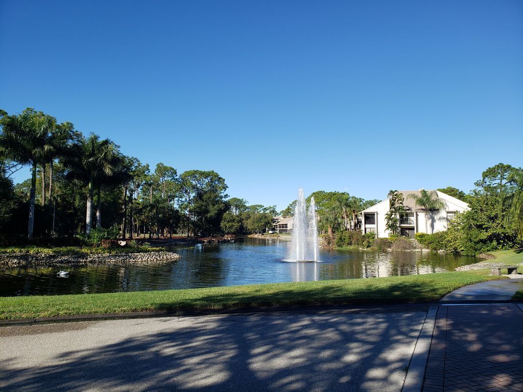 Beautiful condo, stunning view of golf course, near beaches and airport