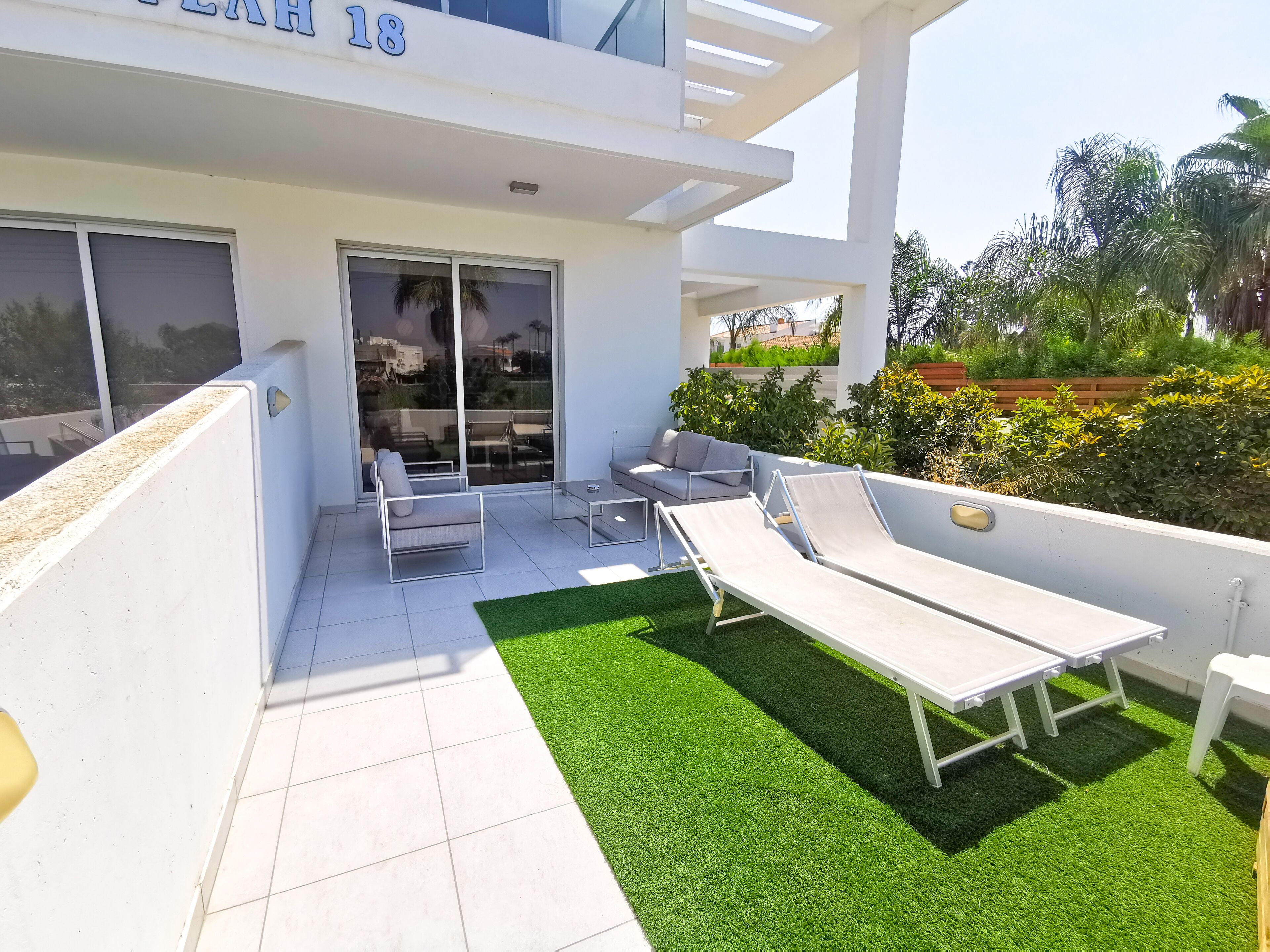 Happy Day Dreamer Apartments - Coral Beach Suite