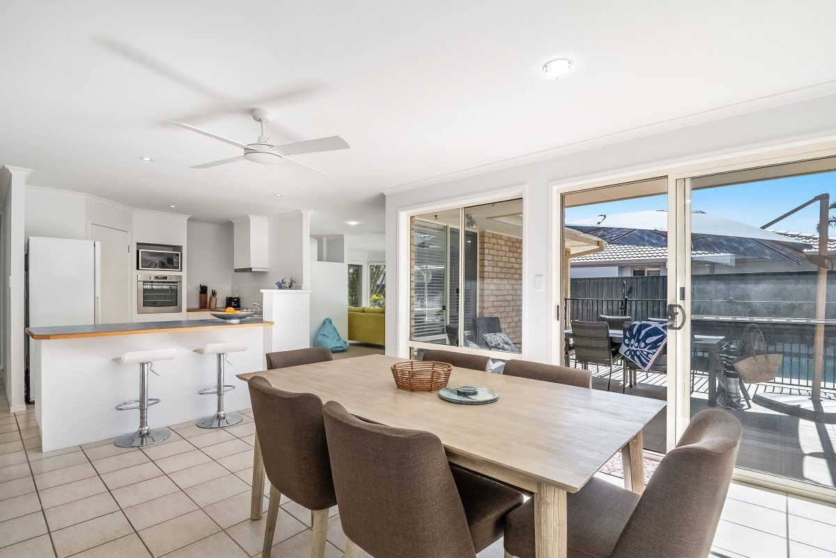 Nestled in a quiet street, it is within a 5 min walk to the stunning Seven Mile.