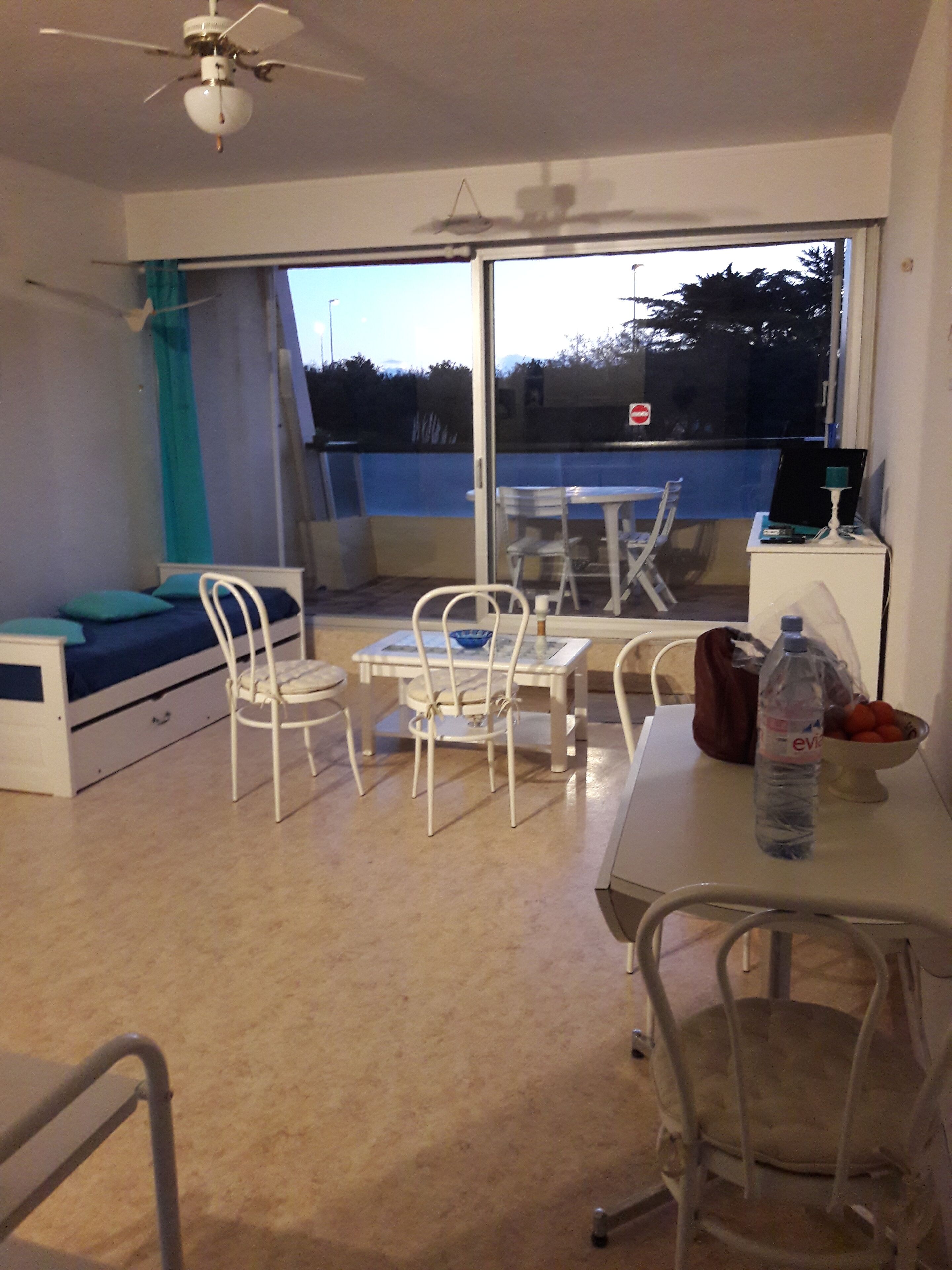 Large studio facing the sea with balcony and outdoor parking for 4 people 