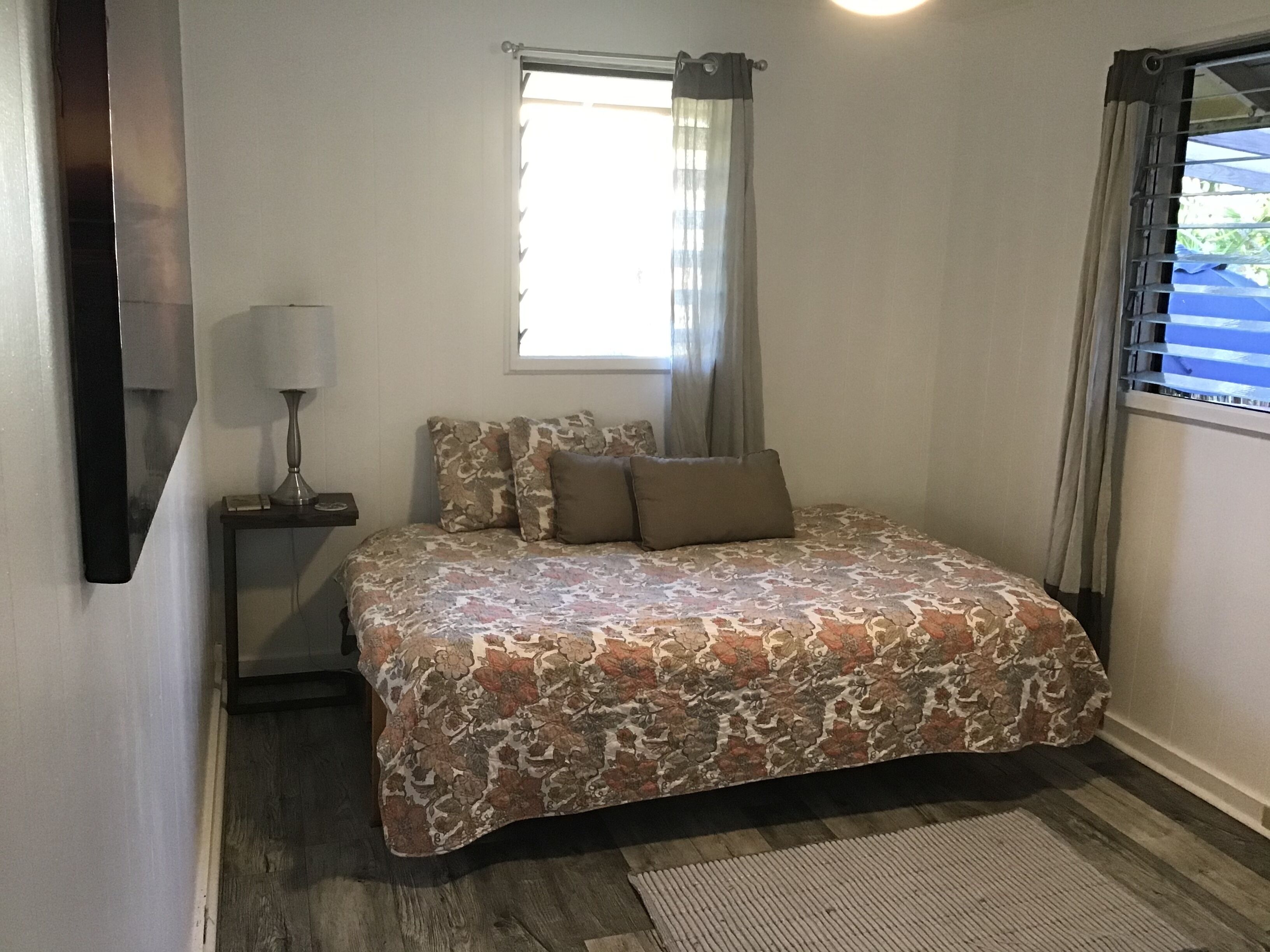Clean single room across the street from the beach. 5 min walk to Historic town