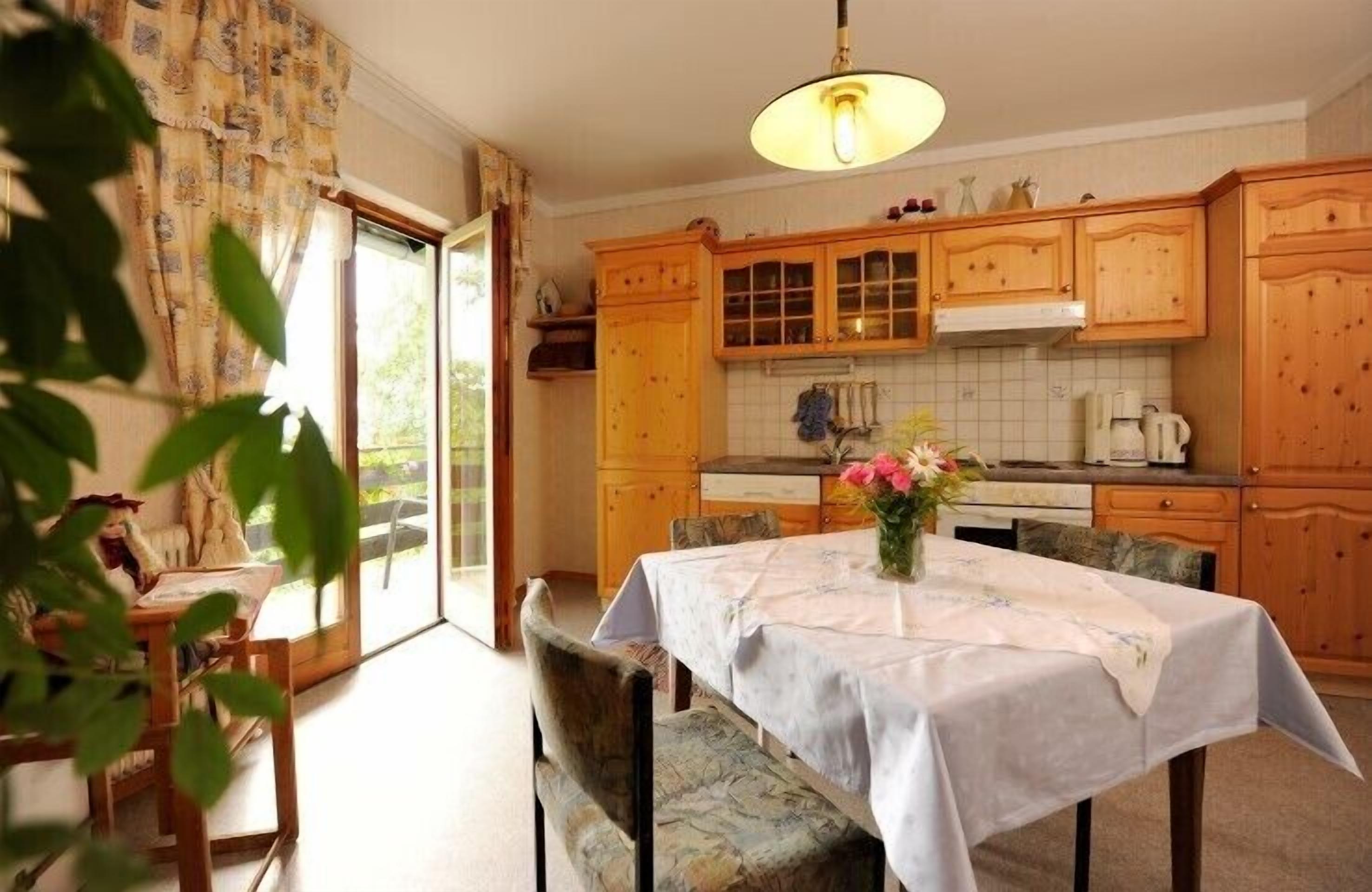 Quiet, sunny vacation apartment with garden view