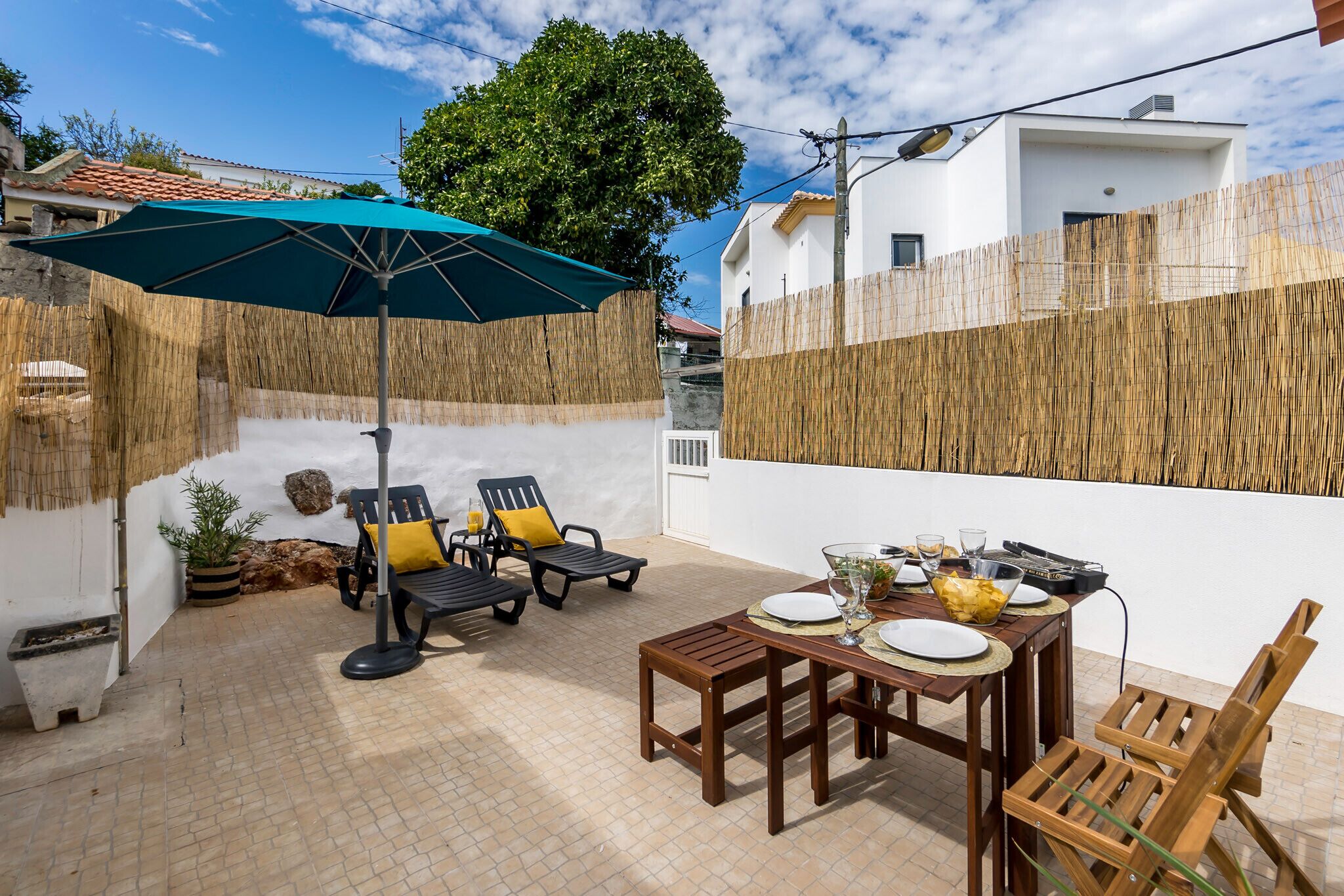 Renovated apartment in a typical neighborhood of Setúbal, large terrace, sleeps 6pax