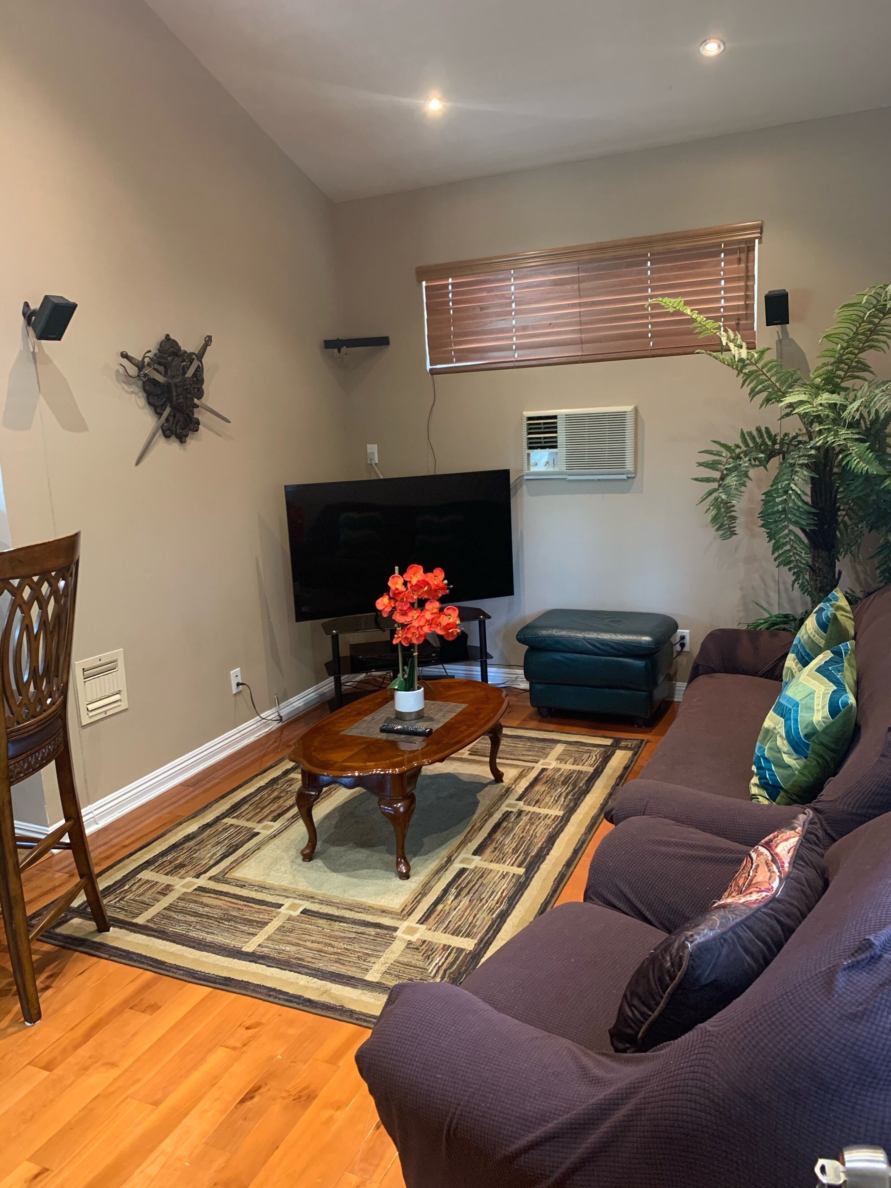 1BR/1BA Private Guest Suite, Self-Check In, Netflix near Woodland Hills Village 