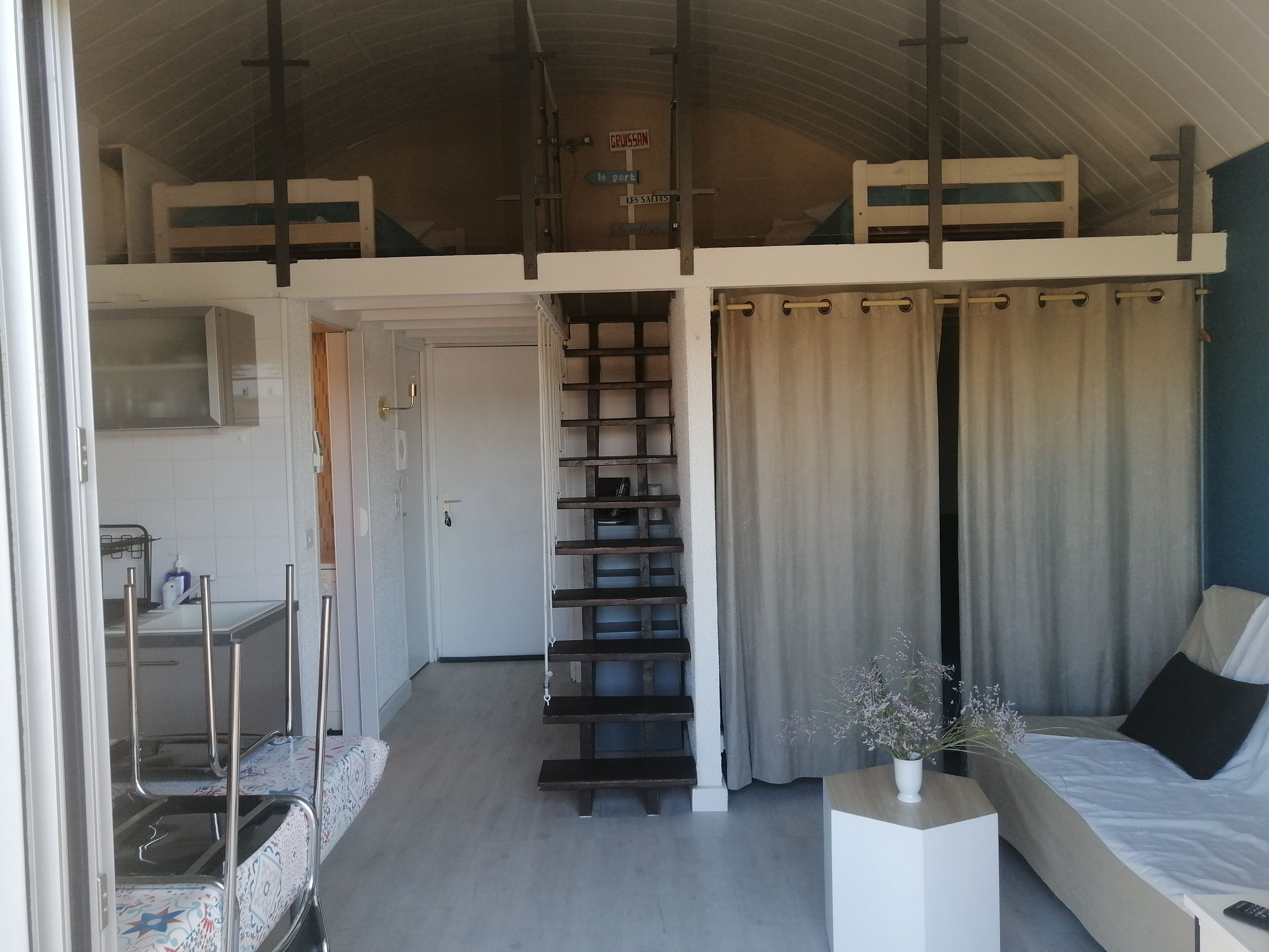 App with mezzanine, air conditioning, private parking, near the village and the port.