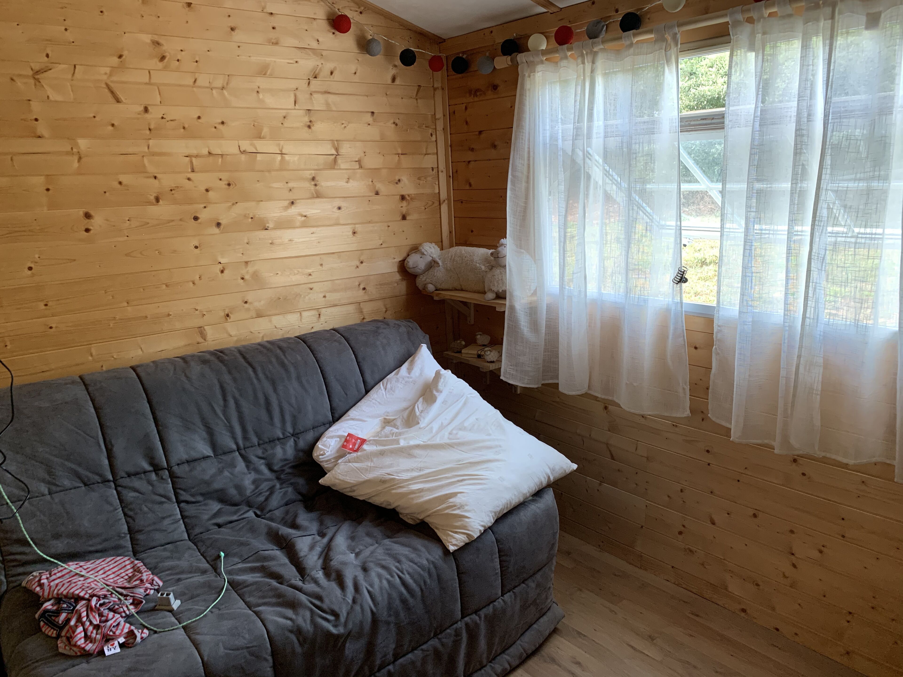 Cozy chalet deco bedroom