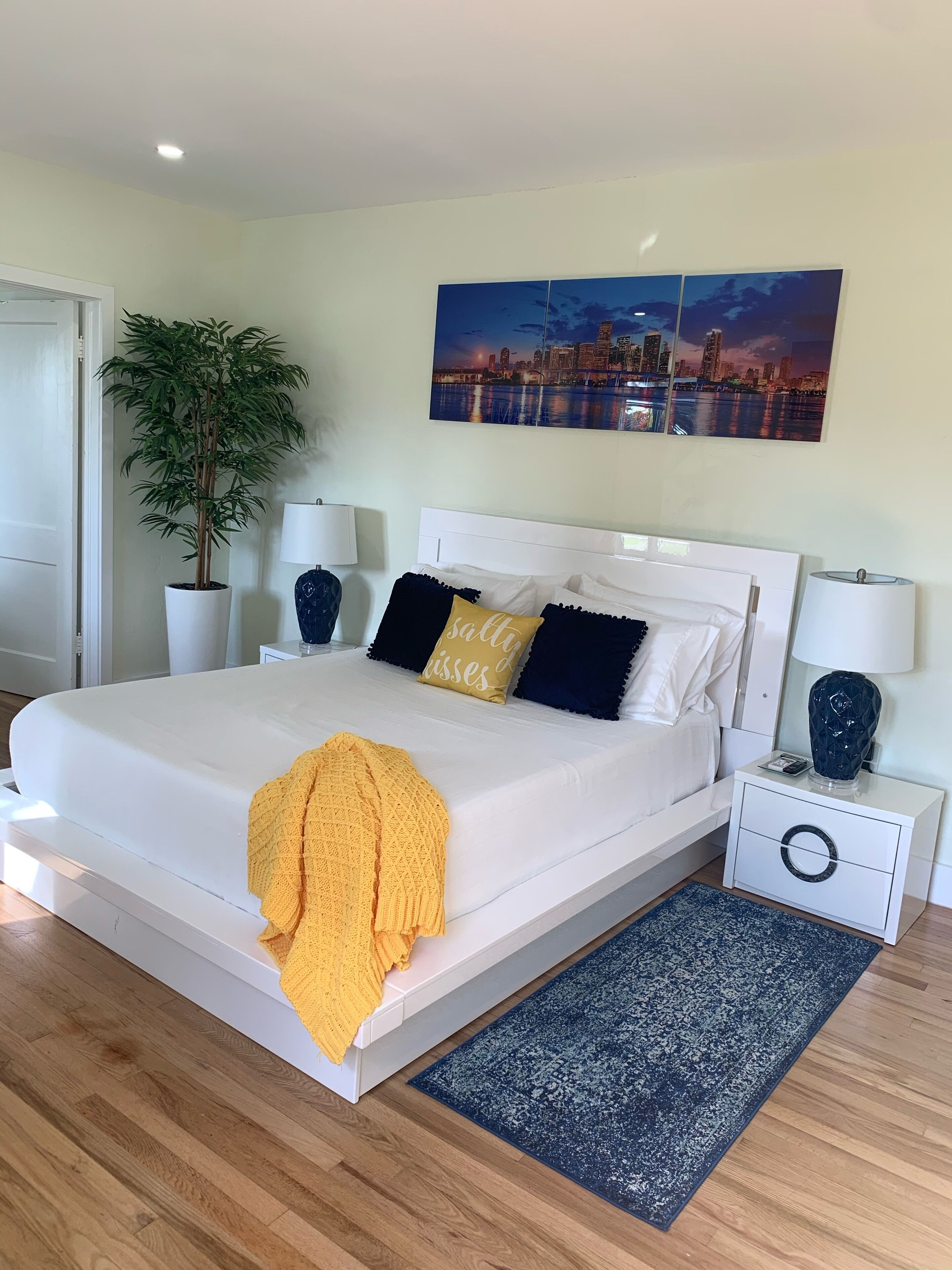 Miami Skyline Luxury Suite With Private Patio and Parking .