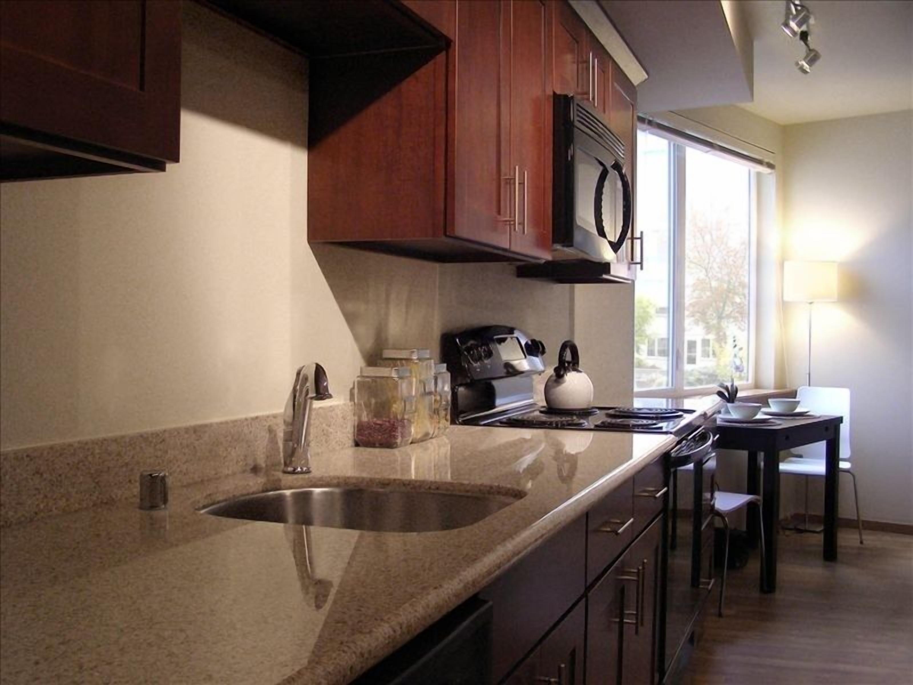 Beautiful Nightly Rental with Lounge and Fitness Center