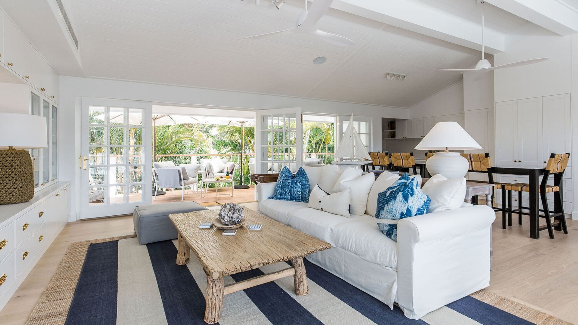 HEATED POOL - WALK TO BEACH & SHOPS - LUXURY