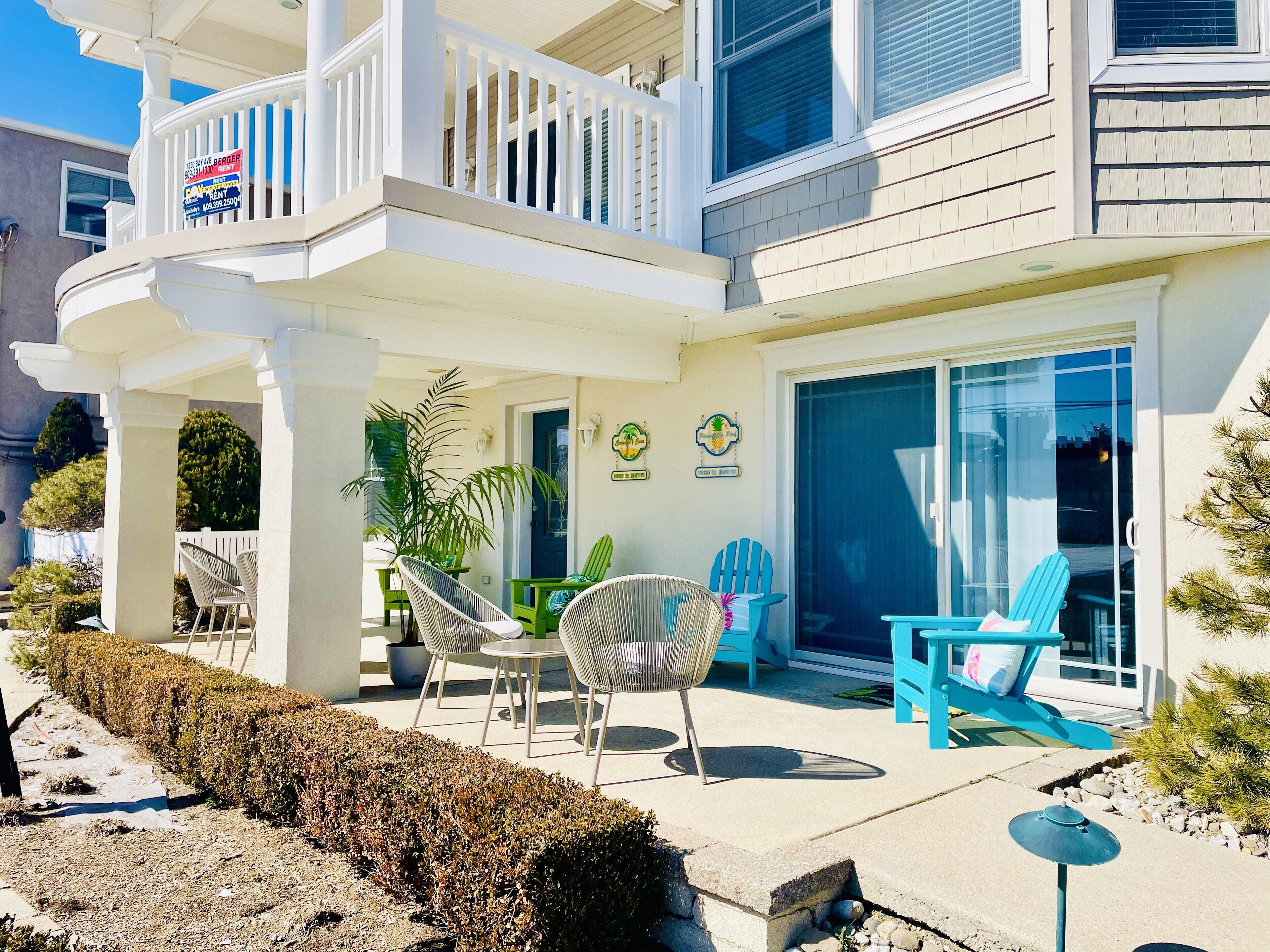 Pineapple Pad 🍍 ACROSS from beach + boardwalk + parking w/ Full Linen Service!