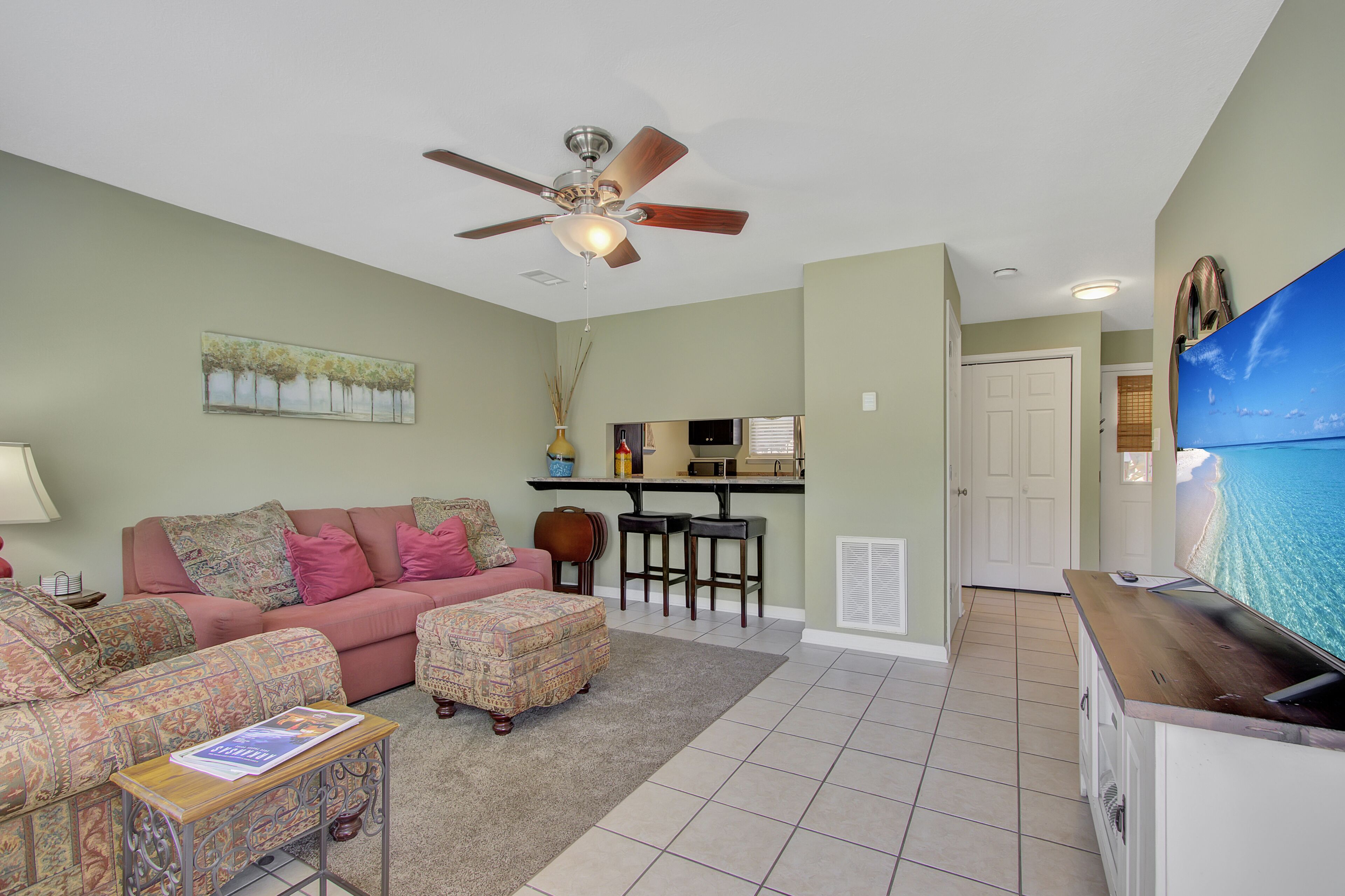 Lake Front Condo with Boat Slip / Unit 9 / Close to Bathhouse Row and Oaklawn!